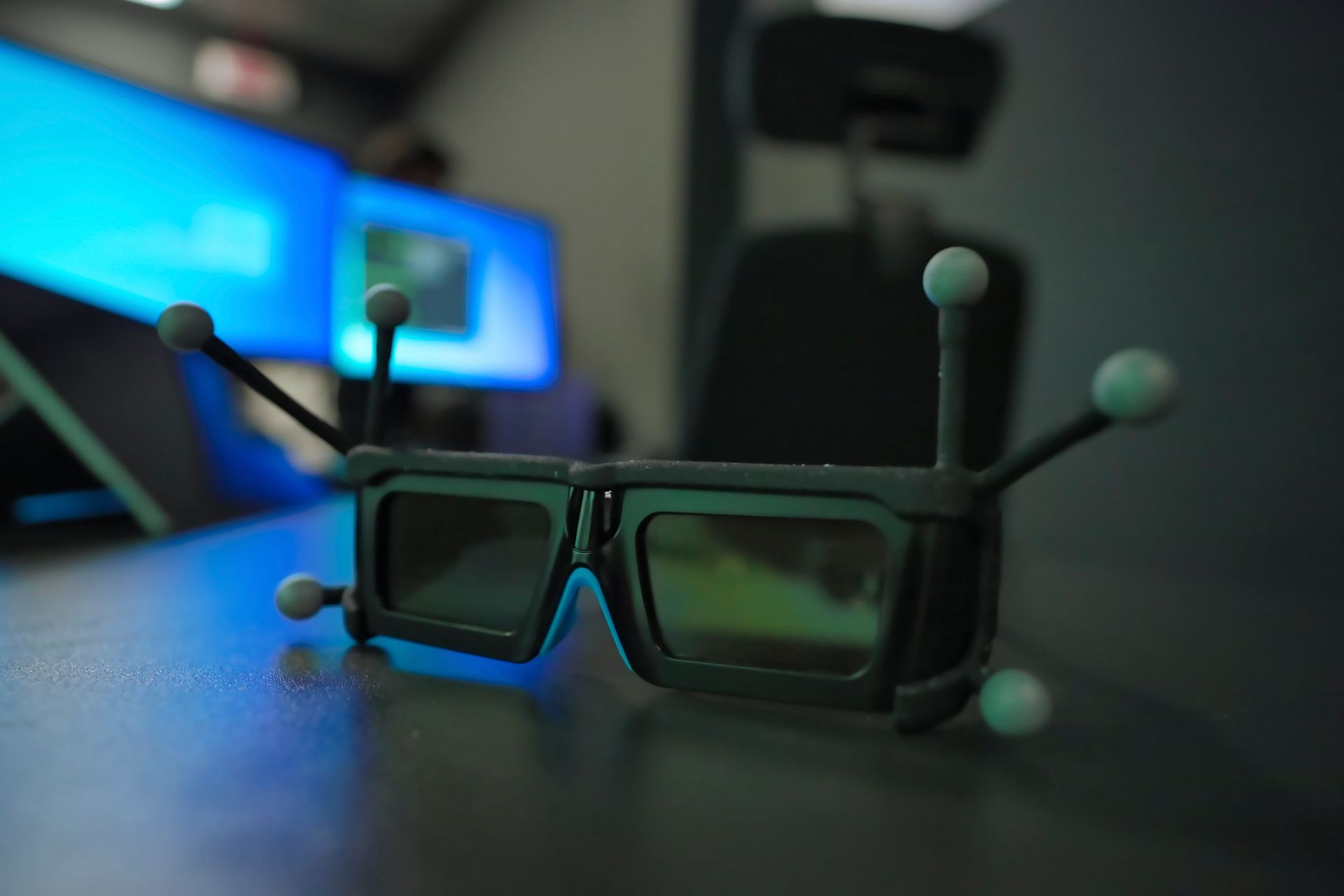 Il CAVE o “Cave Automatic Virtual Environment” in lingua inglese, adottato dalla Dacia nel Centro Tecnico di Titu, a 45 minuti da Bucarest in Romania, è un sistema di realtà virtuale che permette di muoversi intorno e dentro al veicolo in fase di progettazione