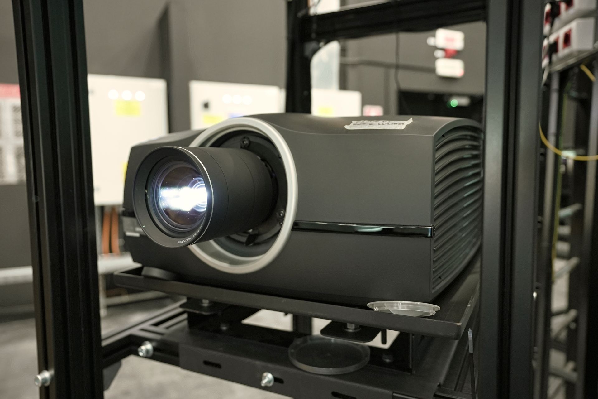 Il CAVE o “Cave Automatic Virtual Environment” in lingua inglese, adottato dalla Dacia nel Centro Tecnico di Titu, a 45 minuti da Bucarest in Romania, è un sistema di realtà virtuale che permette di muoversi intorno e dentro al veicolo in fase di progettazione