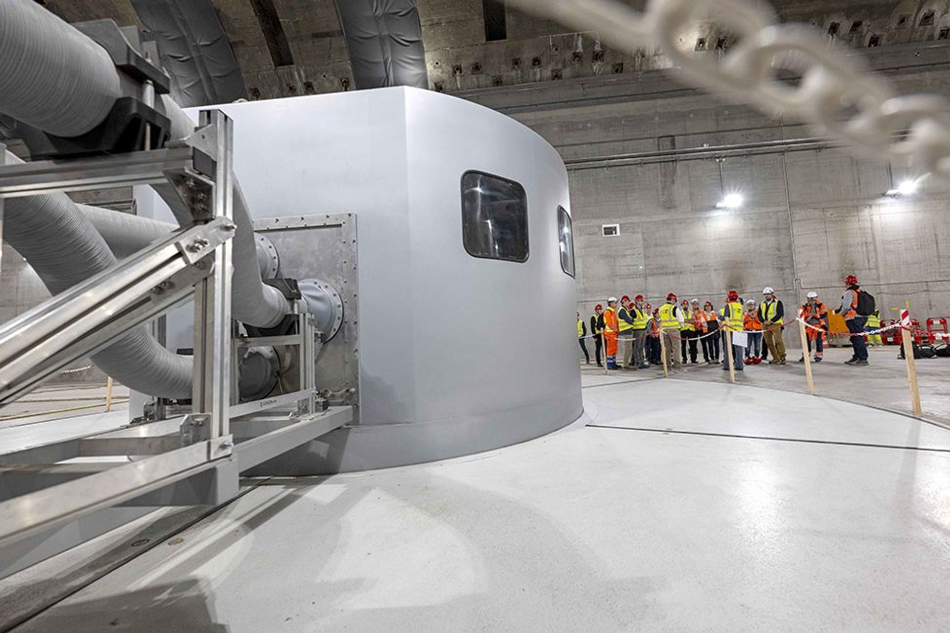 Il piano principale della sala macchine accanto a una delle pompe della turbina della centrale di pompaggio-turbinaggio vallesana di Nant de Drance