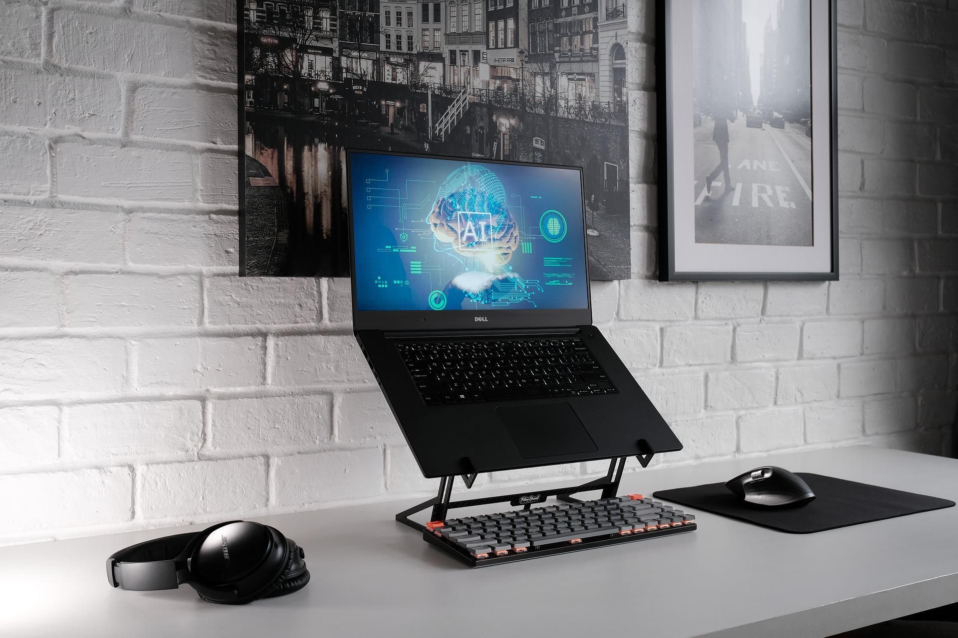 Secondo la definizione dell’esperto ingegnere Marco Somalvico, l'intelligenza artificiale è una disciplina appartenente all'informatica che studia i fondamenti teorici, le metodologie e le tecniche che consentono la progettazione di sistemi hardware e sistemi di programmi software capaci di fornire all'elaboratore elettronico prestazioni che, a un osservatore comune, sembrerebbero essere di pertinenza esclusiva dell’intelligenza umana