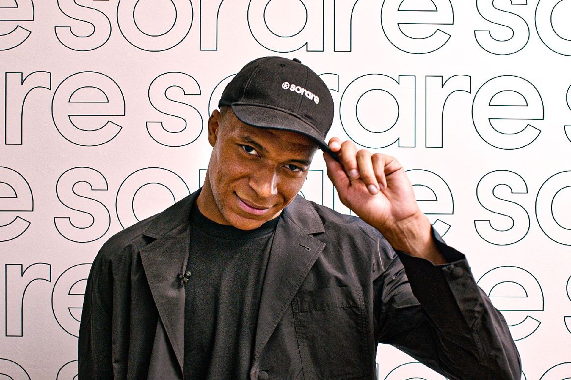 Kylian Mbappé, noto calciatore del Paris-Saint Germain, con il cappellino brandizzato di Sorare
