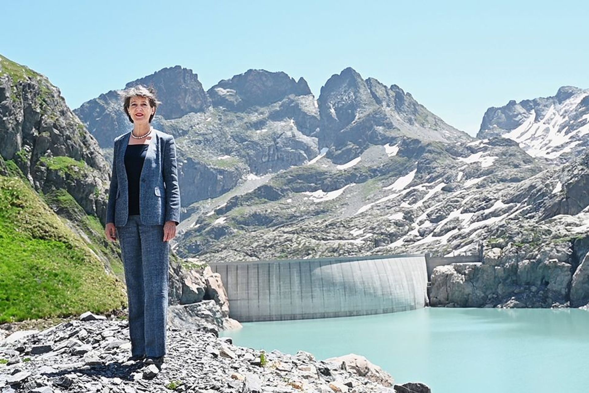 La Consigliera Federale Simonetta Sommaruga davanti alla diga vallesana del Vieux-Emosson
