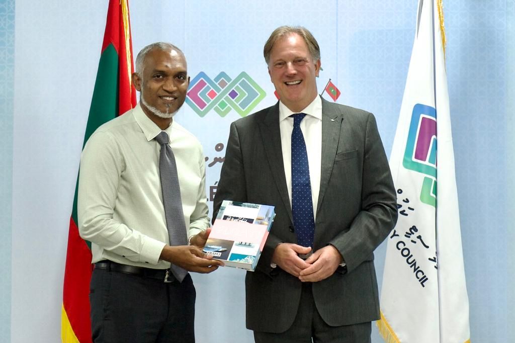 La costruzione della “Maldives Floating City” è stata suggellata a Malé dalla firma dell’accordo tra Mohamed Nasheed, Presidente delle Maldive dal 2008 al 2012, Presidente del Parlamento e Ambassador for Ambition del Climate Valuable Forum, e da Paul van de Camp, Chief Executive Officer della Dutch Docklands