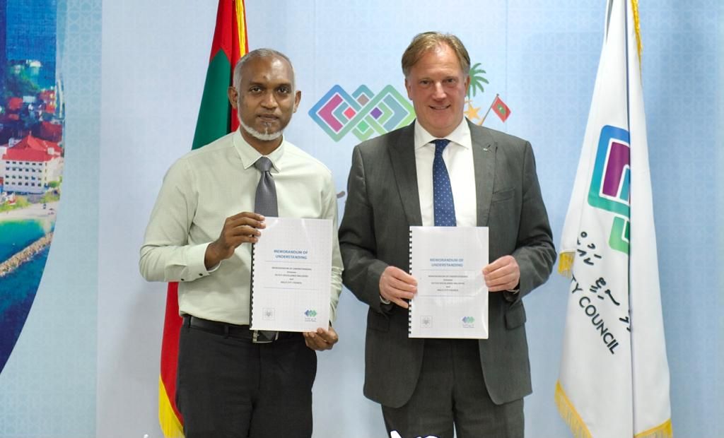 La costruzione della “Maldives Floating City” è stata suggellata a Malé dalla firma dell’accordo tra Mohamed Nasheed, Presidente delle Maldive dal 2008 al 2012, Presidente del Parlamento e Ambassador for Ambition del Climate Valuable Forum, e da Paul van de Camp, Chief Executive Officer della Dutch Docklands