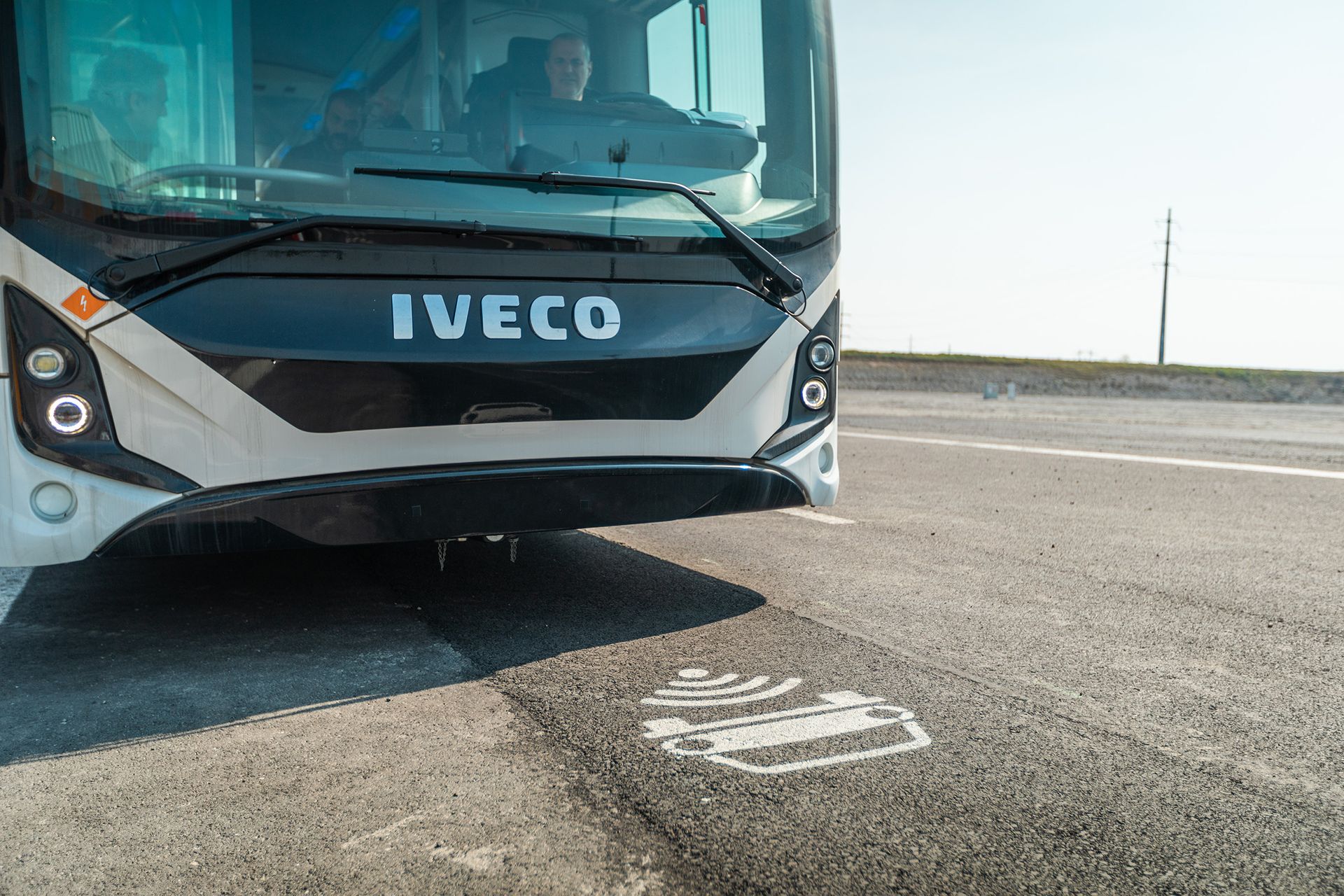 Le prove dell'autobus Iveco elettrico alla “Arena del futuro” a Chiari, nella provincia lombarda di Brescia: si tratta di un innovativo circuito ad anello, in prossimità dell’Autostrada BREBEMI A35, sul quale viene sperimentata la ricarica a induzione dei veicoli elettrici, i quali viaggiano su corsie loro dedicate al di sotto del cui asfalto sono posizionate delle spire