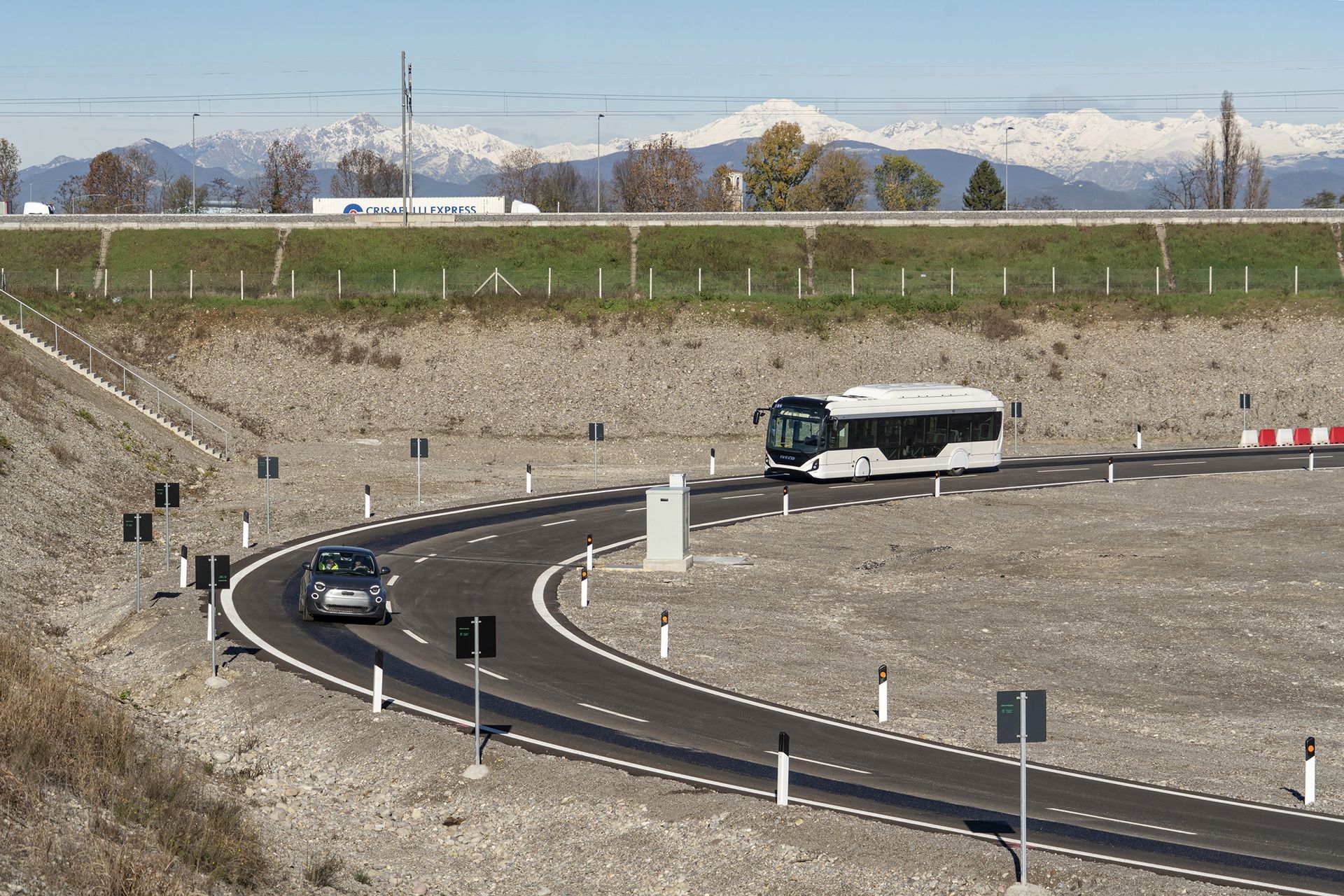 Le prove dell'autobus Iveco e della Fiat 500 elettrici alla “Arena del futuro” a Chiari, nella provincia lombarda di Brescia: si tratta di un innovativo circuito ad anello, in prossimità dell’Autostrada BREBEMI A35, sul quale viene sperimentata la ricarica a induzione dei veicoli elettrici, i quali viaggiano su corsie loro dedicate al di sotto del cui asfalto sono posizionate delle spire