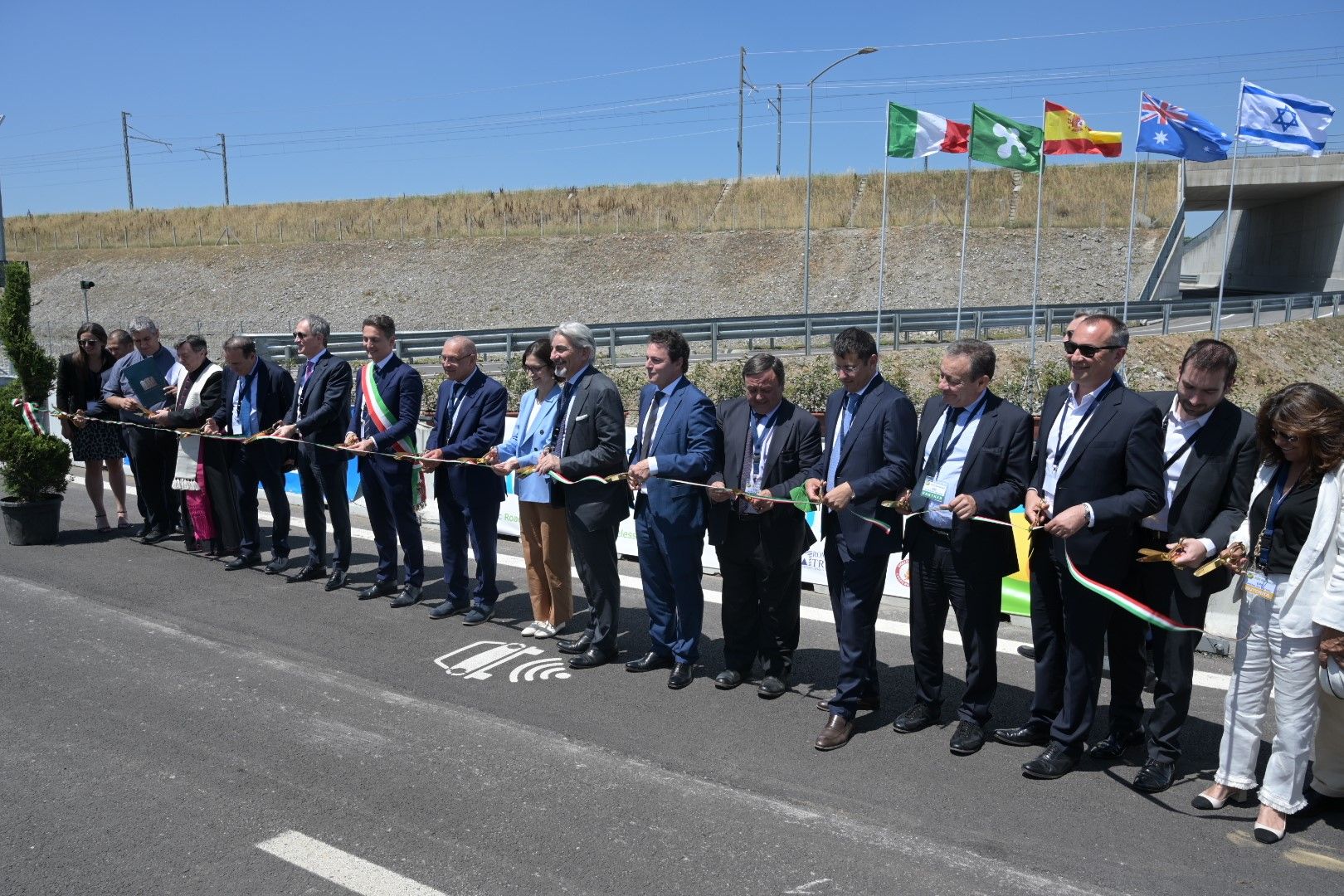 L'inaugurazione della “Arena del futuro” a Chiari, nella provincia lombarda di Brescia: si tratta di un innovativo circuito ad anello, in prossimità dell’Autostrada BREBEMI A35, sul quale viene sperimentata la ricarica a induzione dei veicoli elettrici, i quali viaggiano su corsie loro dedicate al di sotto del cui asfalto sono posizionate delle spire