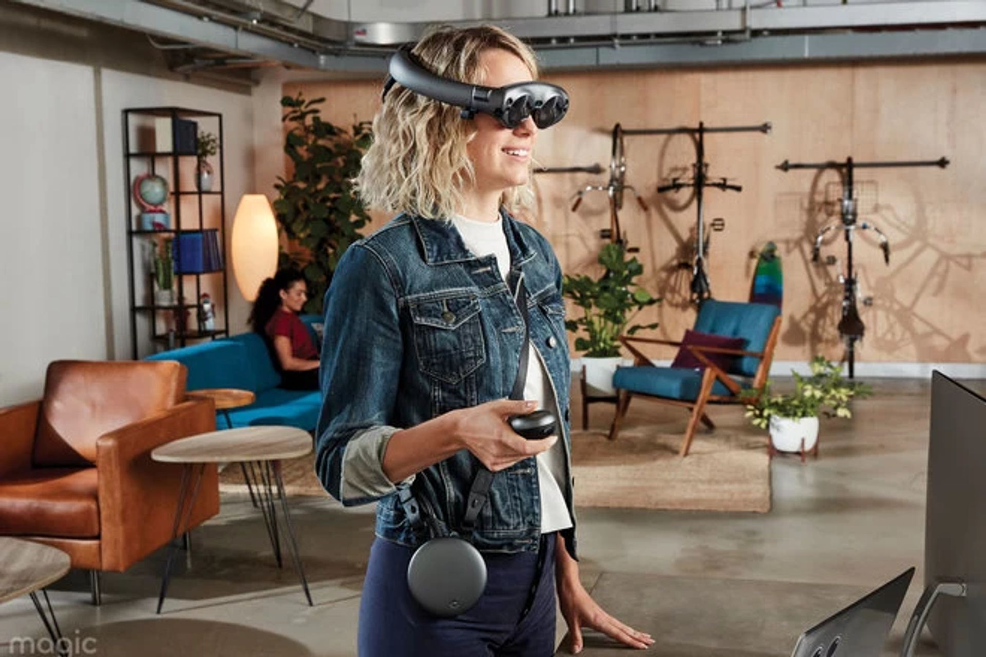 Magic Leap sta sviluppando un innovativo visore per sovrapporre immagini 3D generate al computer agli oggetti del mondo reale, attraverso la proiezione negli occhi dell’utilizzatore di un campo luminoso digitale: in particolare, la tecnologia utilizzata è conosciuta come “chip fotonico a campo luminoso” ed è stata sviluppata dalla Dacuda, start-up di Zurigo le cui quote azionarie sono state rilevate parzialmente dagli americani con sede a Plantation, azienda molto innovativa dello Stato della Florida