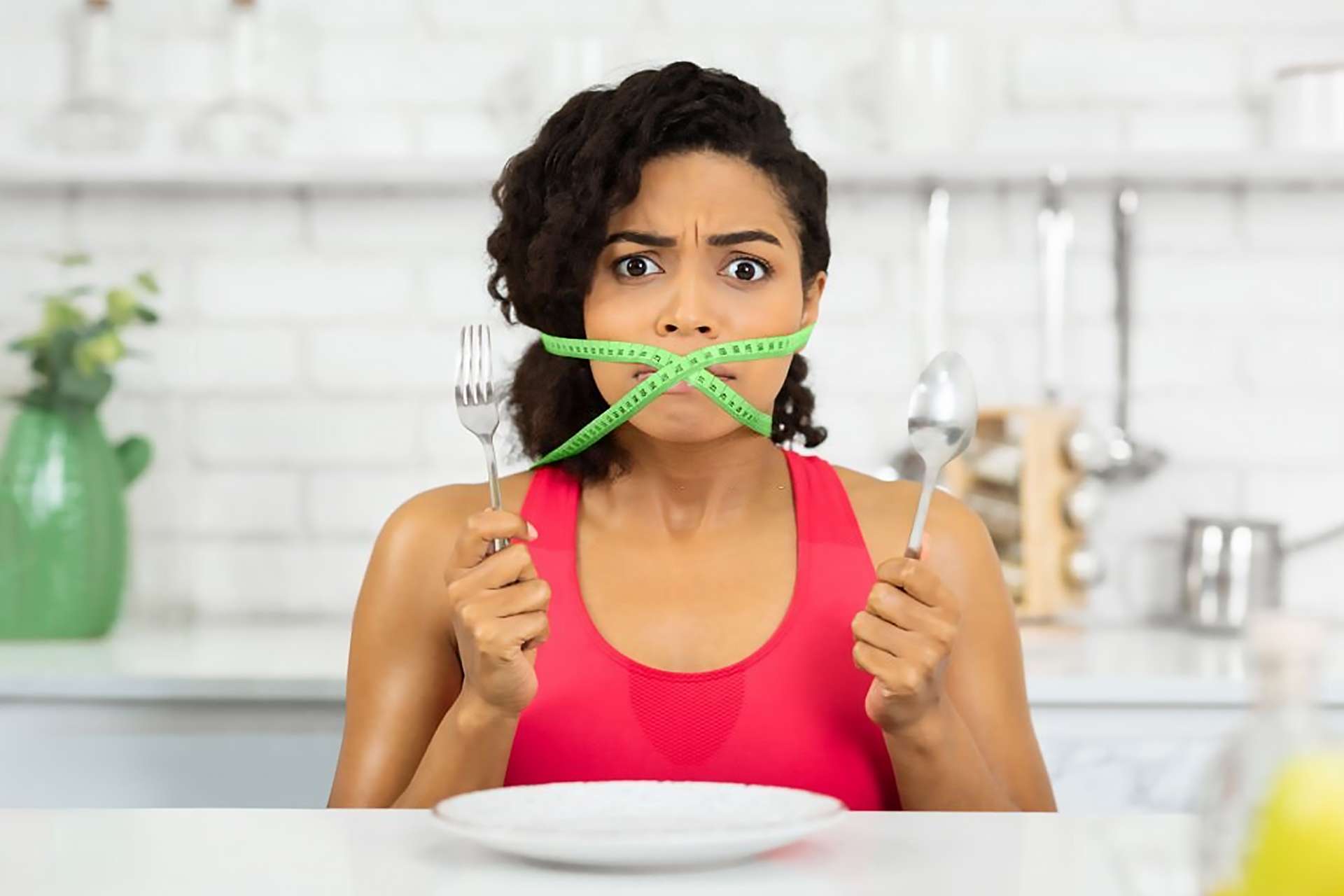 Molte persone ricorrono al digiuno spinte da mode, pubblicità o convinzioni alimentari