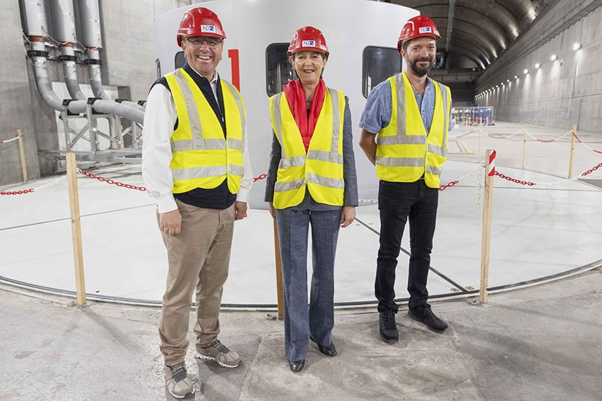 Roberto Schmidt, presidente del Consiglio di Stato del Cantone del Vallese, la Consigliera Federale Simonetta Sommaruga e Romain Fournier, vicepresidente del Consiglio Comunale di Finhaut presso la centrale elettrica di Nant de Drance