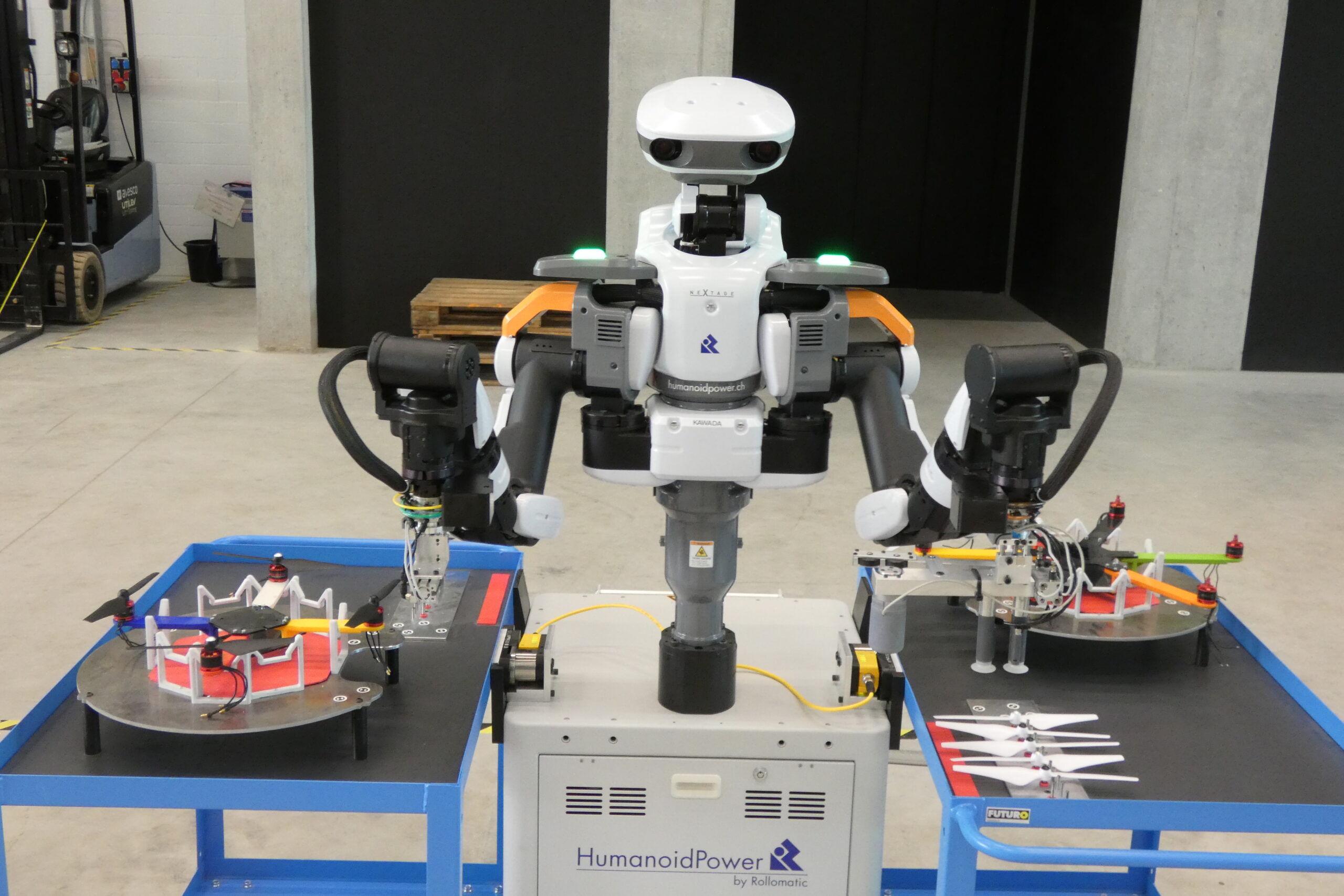 La prima edizione della "Swiss Tech Experience Week" Un robot della linea di assemblaggio droni dell'Innovation Park di Biel/Bienne