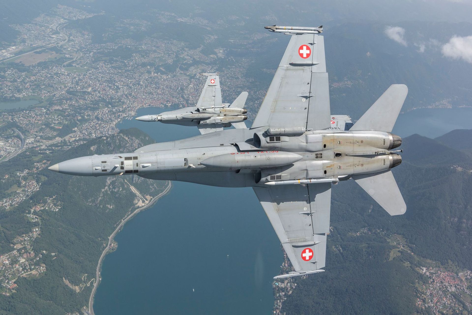 Aerei della Luftwaffe svizzera in volo sul lago Ceresio e la città di Lugano durante la "Ukraine Recovery Conference"