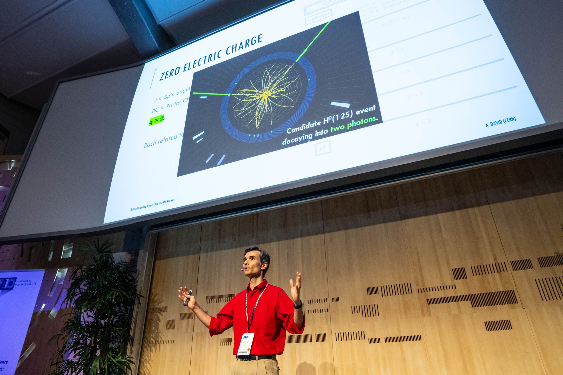 André David (CERN) illustra la prospettiva del CMS nella presentazione "10 anni di misure del Bosone di Higgs al CMS e all'ATLAS" durante il "Simposio Higgs 10" al CERN