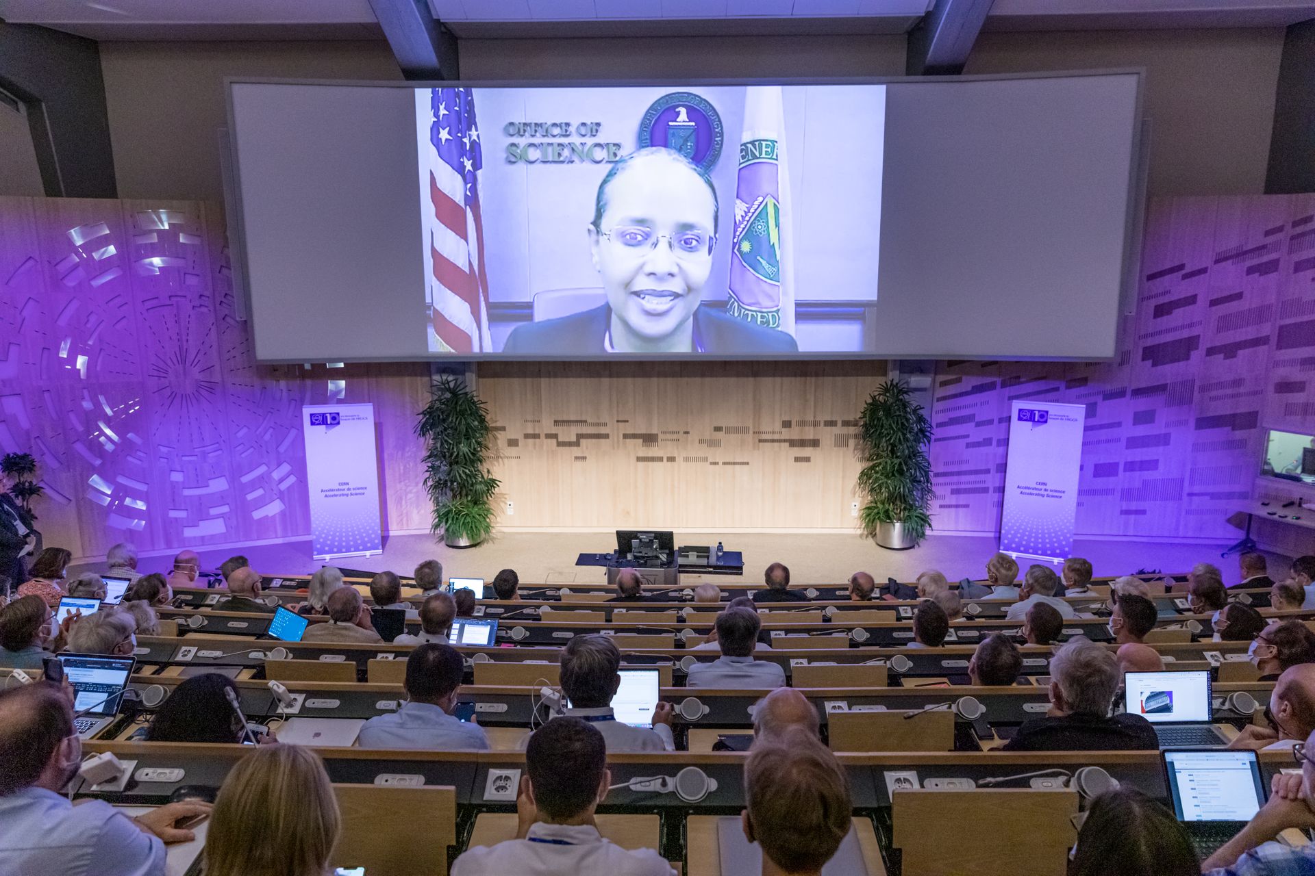 Asmeret Asefaw Berhe (Direttrice dell'Ufficio Scientifico del Dipartimento dell'Energia degli Stati Uniti) al "Simposio Higgs 10" al CERN
