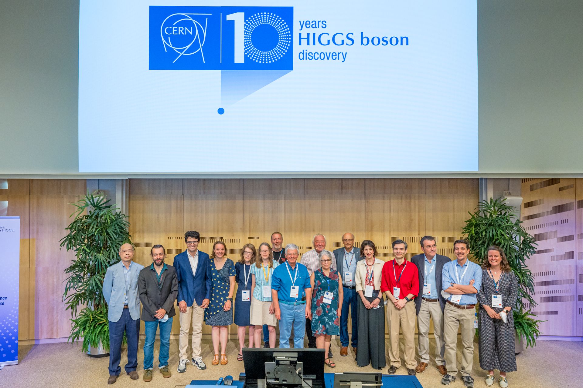 I relatori del “Simposio Higgs 10” il 4 luglio 2022 nel decennale della scoperta del Bosone di Higgs: da sinistra verso destra, Reisaburo Tanaka (Université Paris-Saclay), Roberto Salerno (CNRS/IN2P3 - LLR, École Polytechnique), Andrea Carlo Marini (CERN), Adinda De Wit (Università di Zurigo), Sally Dawson (BNL), Kerstin Tackmann (Deutsches Elektronen-Synchrotron), Arnaud Ferrari (Università di Uppsala), Michel Della Negra (Imperial College), Lyn Evans (Imperial College), Katherine Graham, moglie del fisico teorico belga Robert Brout (1928-2011), Peter Jenni (Albert Ludwigs Universitaet di Freiburg), Fabiola Gianotti (CERN), André David (CERN), Massimiliano Grazzini (Università di Zurigo), Marco Delmastro (CNRS/IN2P3 LAPP) ed Elizabeth Brost (Laboratorio Nazionale di Brookhaven)