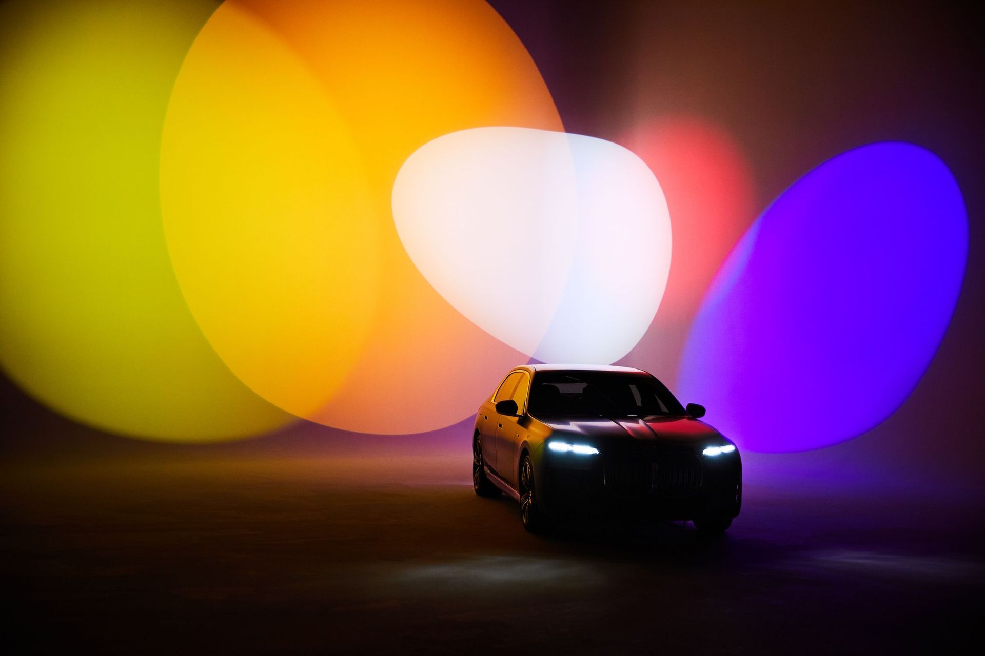 La BMW i7 è stata reinterpretata dal fotografo inglese di moda Nick Knight secondo i criteri del Forwardism