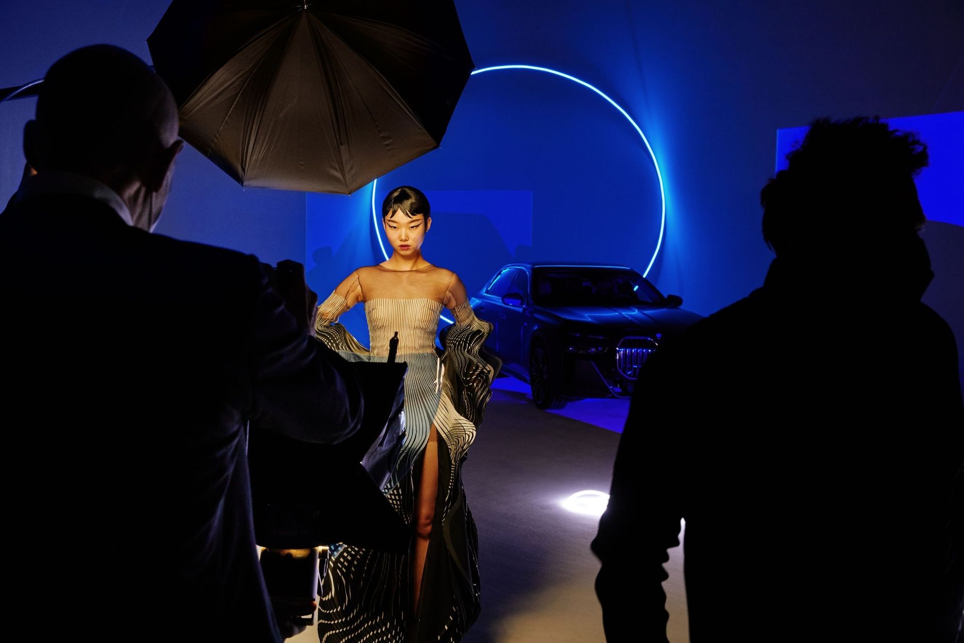 La BMW i7 è stata reinterpretata dal fotografo inglese di moda Nick Knight secondo i criteri del Forwardism