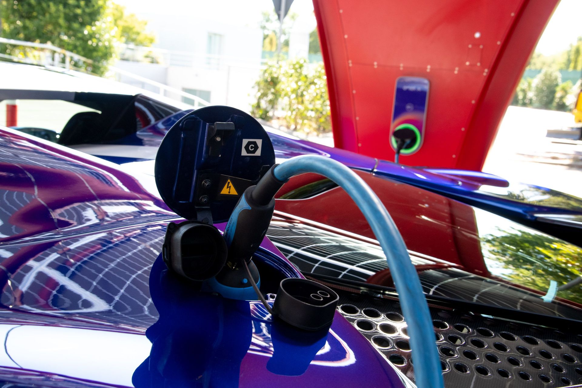 La ricarica di veicoli Ferrari presso la pensilina parcheggio di Enel X