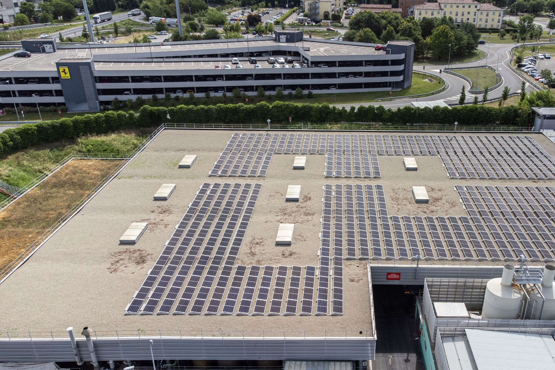 L'installazione dei pannelli fotovoltaici sul tetto di una sede Ferrari