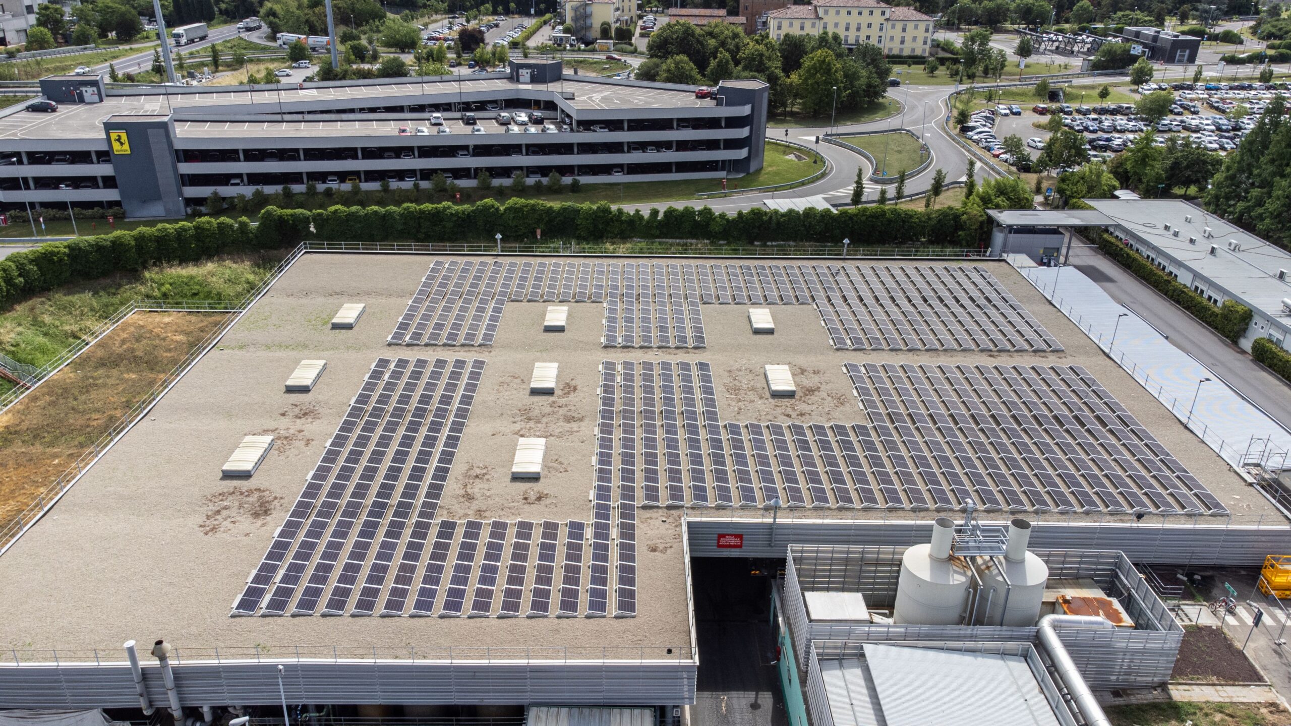 L'installazione dei pannelli fotovoltaici sul tetto di una sede Ferrari