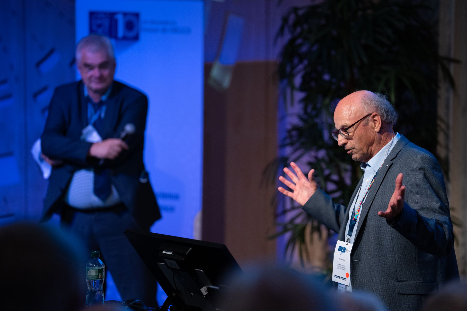 Peter Jenni (Albert Ludwigs Universitaet di Friburgo), portavoce della collaborazione ATLAS fino al 2009, presenta Il rivelatore ATLAS, dalla progettazione alla scoperta, al "Simposio Higgs 10" al CERN.