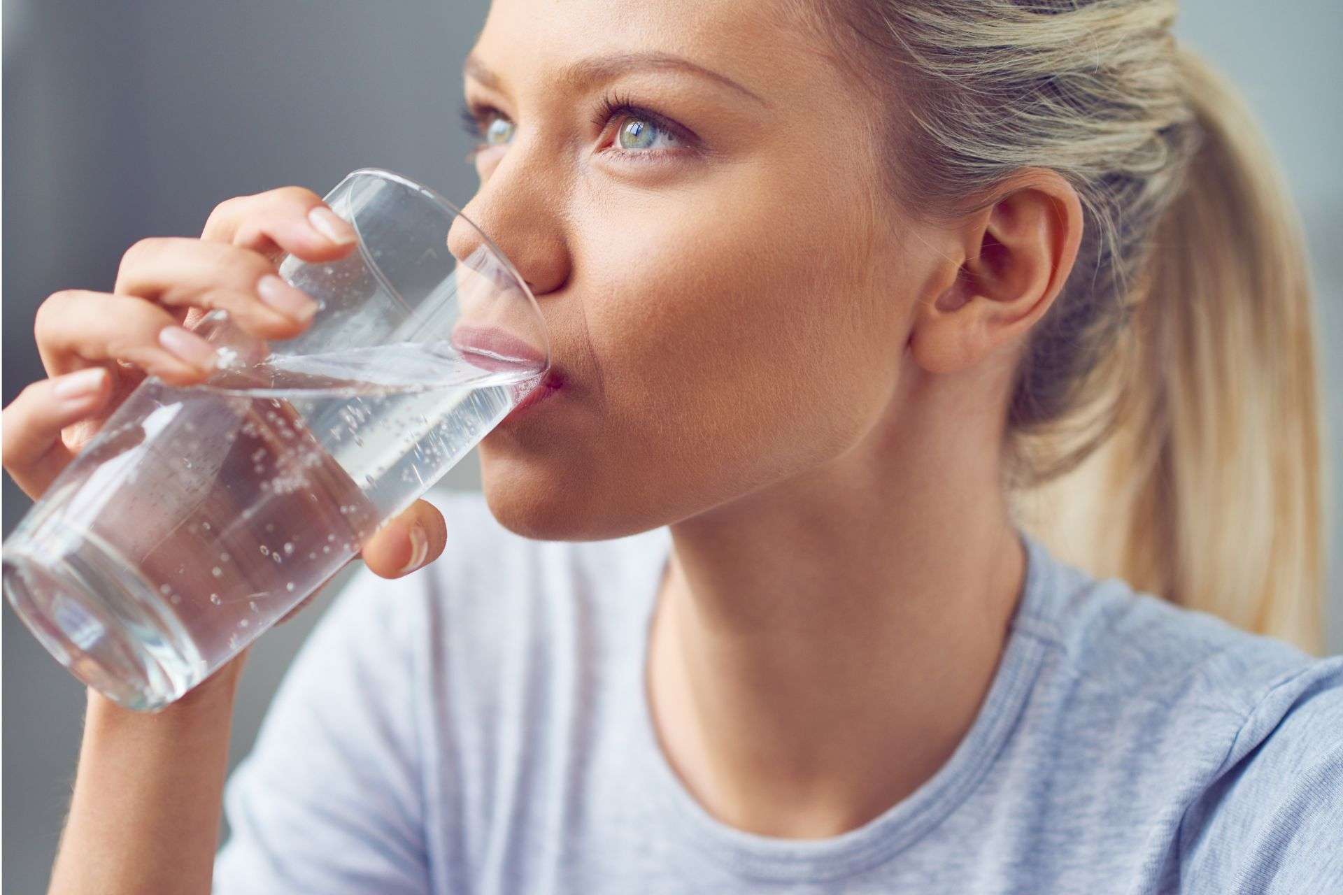 Si consiglia di bere tanta acqua, meglio se a piccoli sorsi