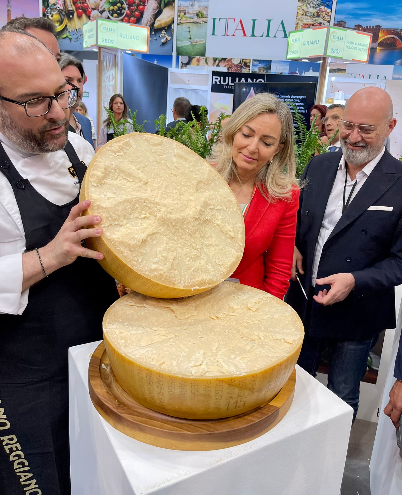 Stefano Bonaccini, presidente della Regione Emilia-Romagna, negli USA con il prosciutto di Parma