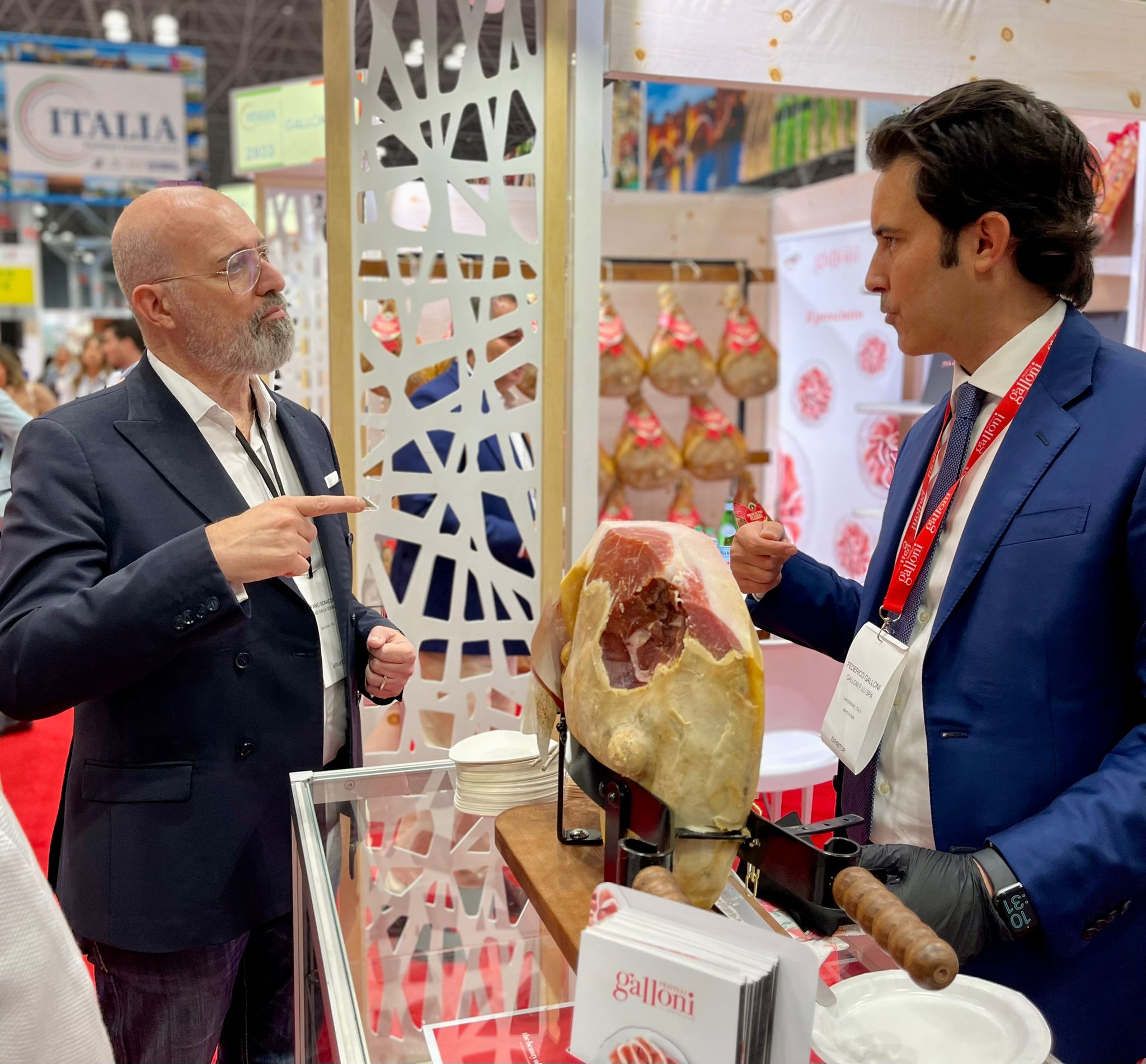 Stefano Bonaccini, presidente della Regione Emilia-Romagna, negli USA con il prosciutto di Parma
