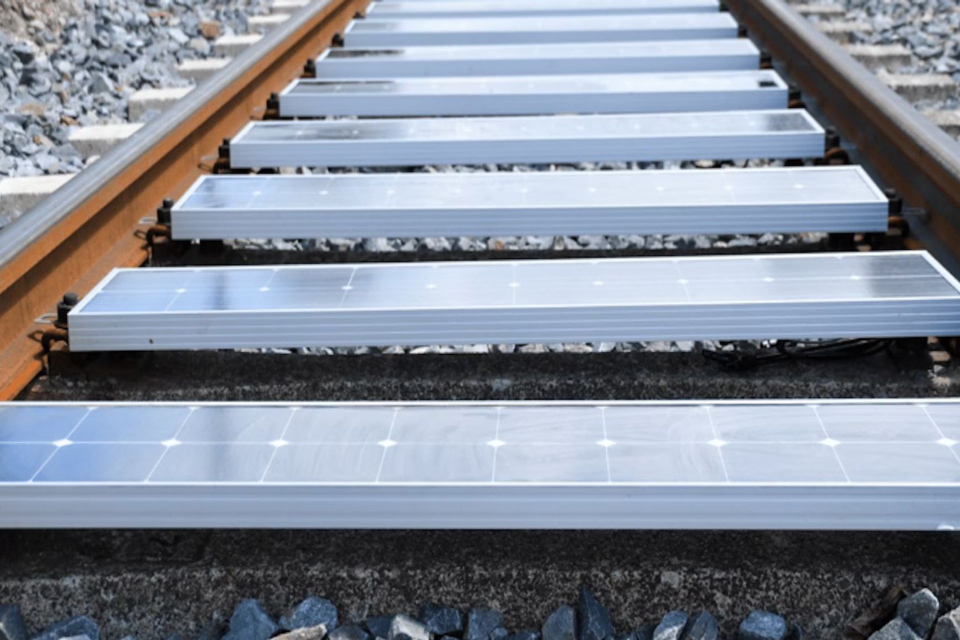 I pannelli solari Bankset Energy lungo i binari della Deutsch Bahn