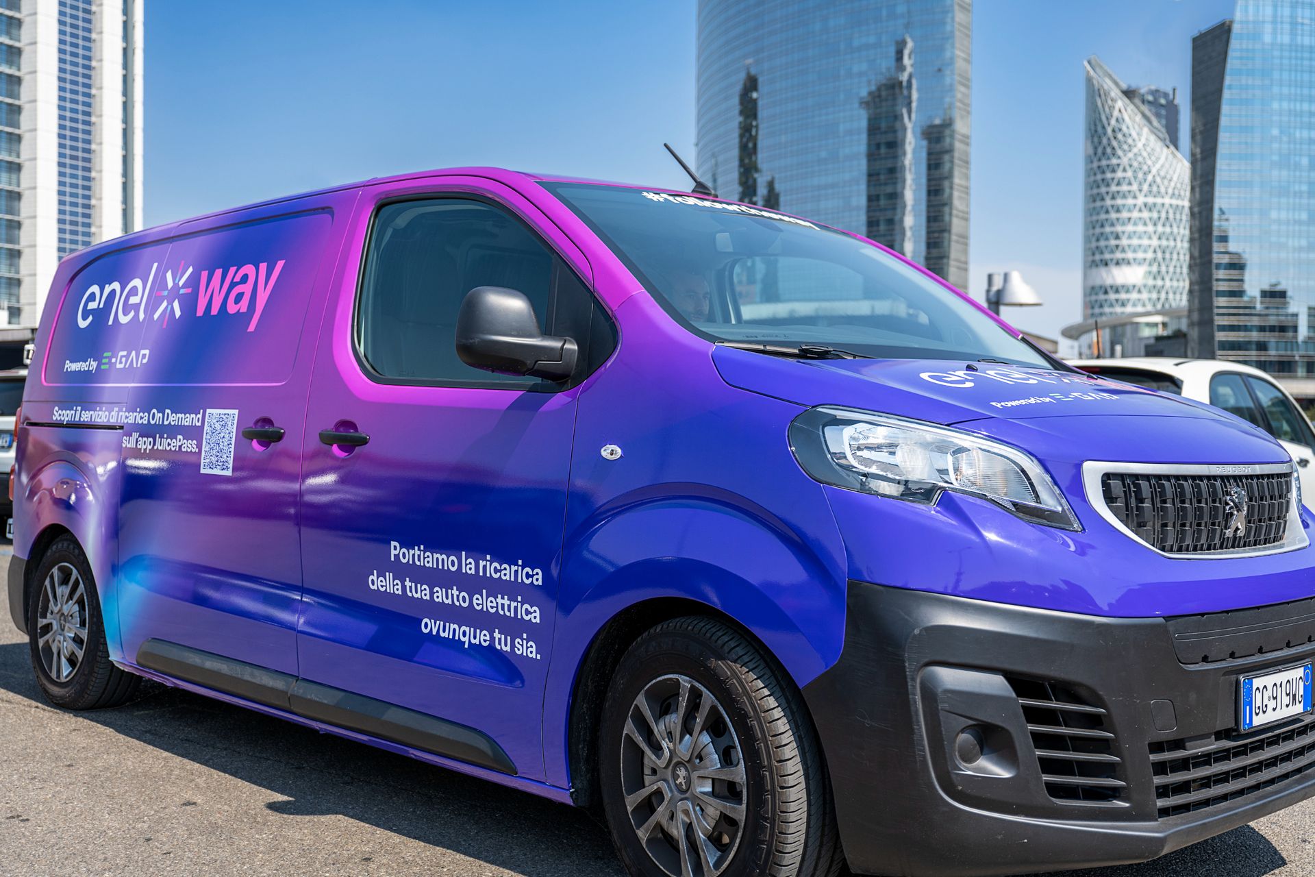 I van di ricarica veloce della collaborazione fra Enel X Way ed E-GAP