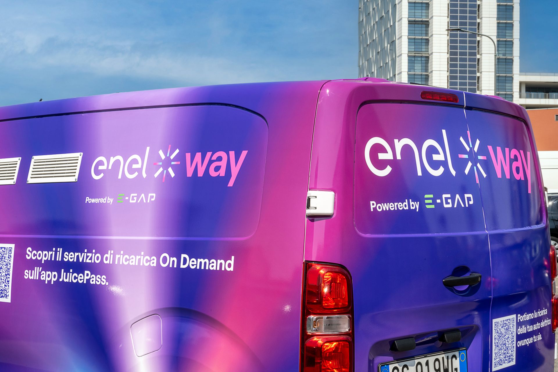 I van di ricarica veloce della collaborazione fra Enel X Way ed E-GAP
