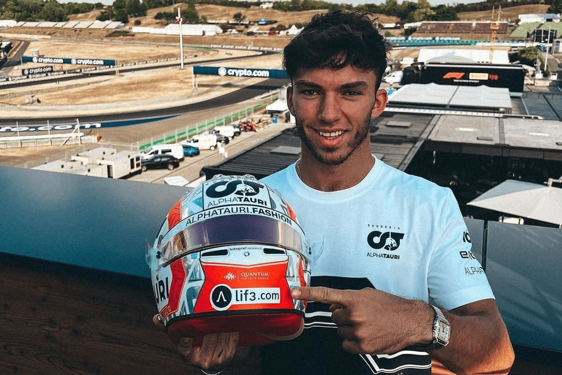 Il logotipo LIF3.com sul casco di Pierre Gasly, pilota della Scuderia Alpha Tauri nel 2022 in Formula 1