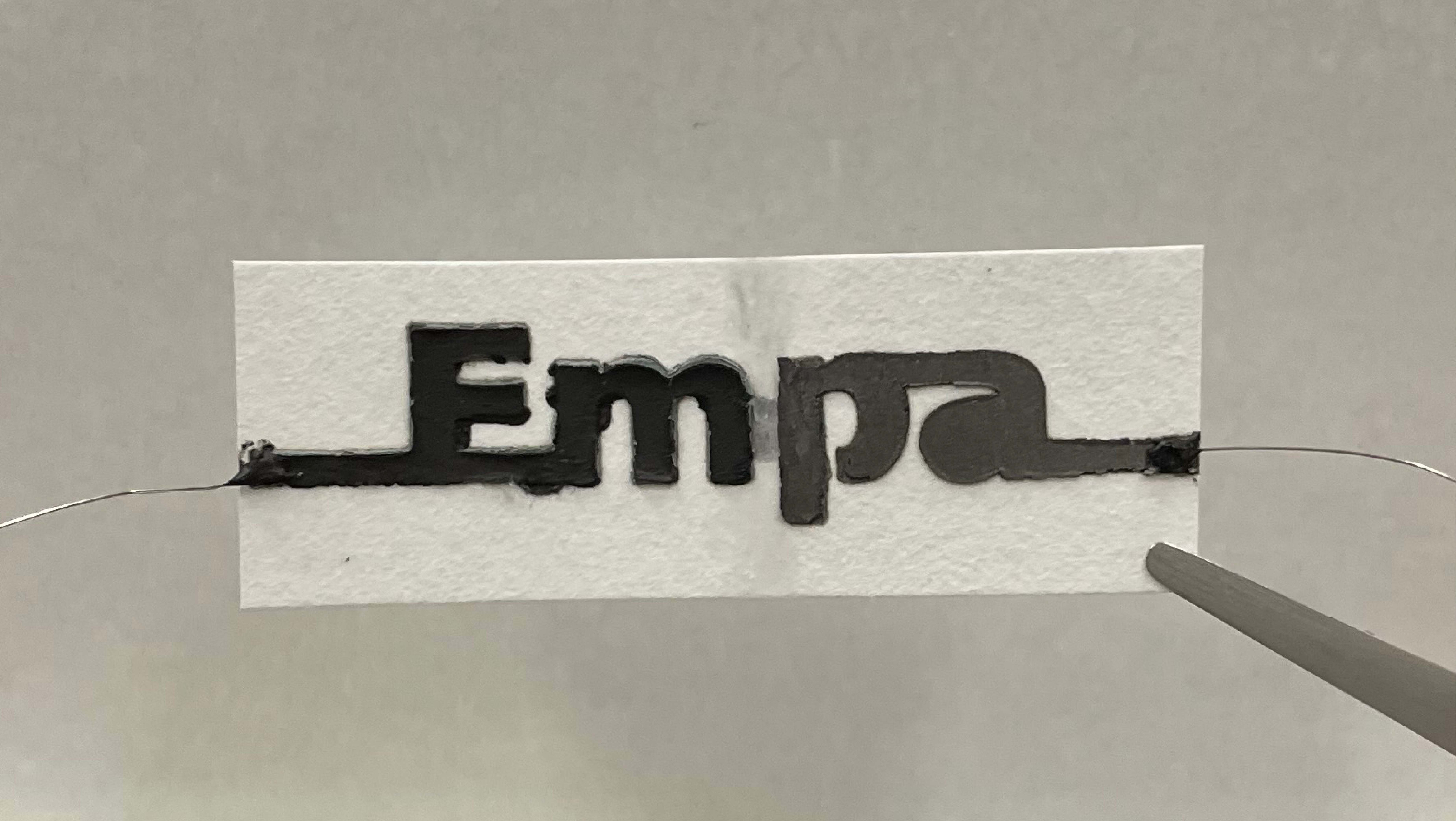 La batteria di carta monouso attivata dall'acqua creata dall'EMPA