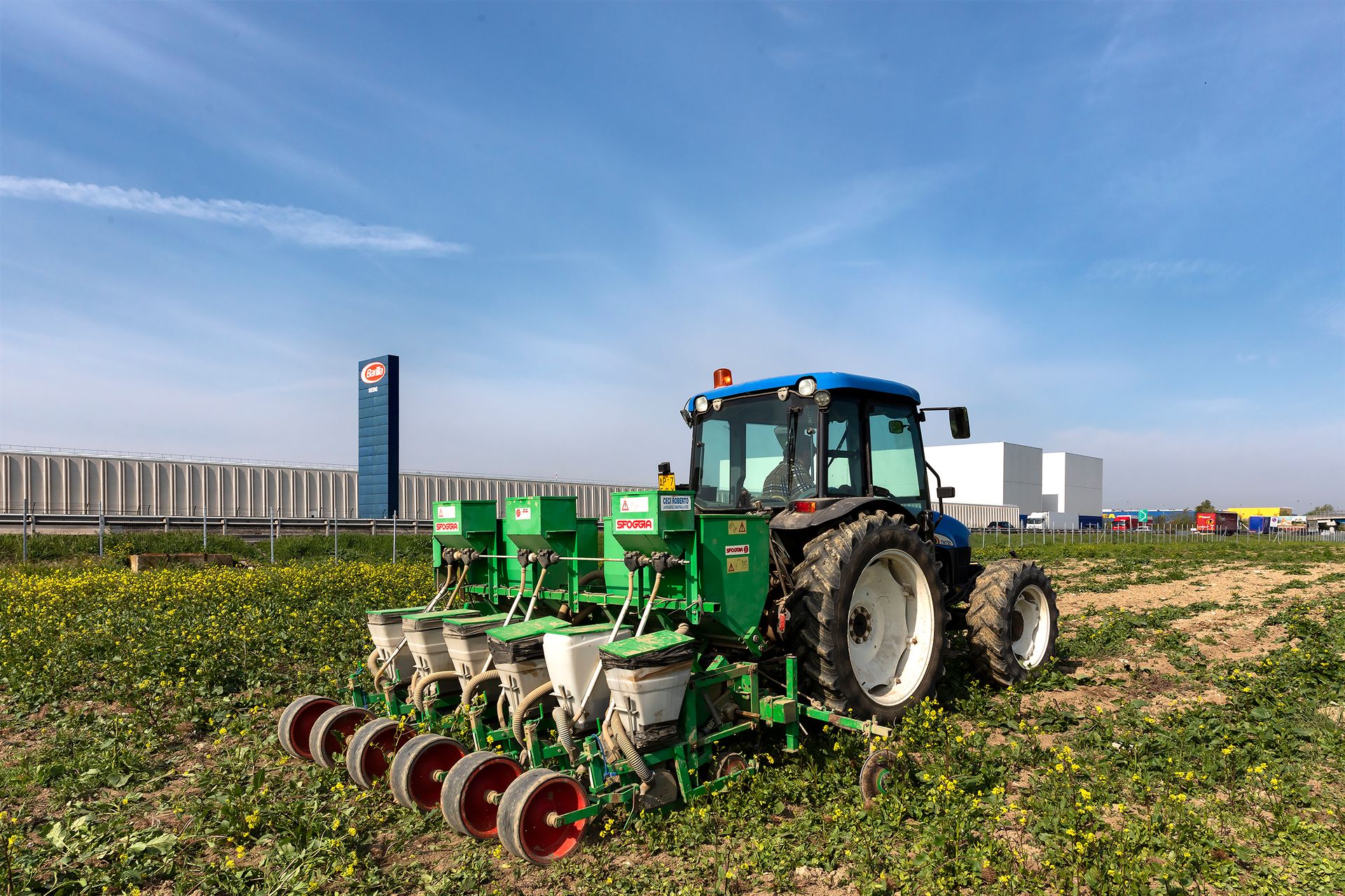 La semina di grano e frumento all'interno dell'agriBosco Barilla
