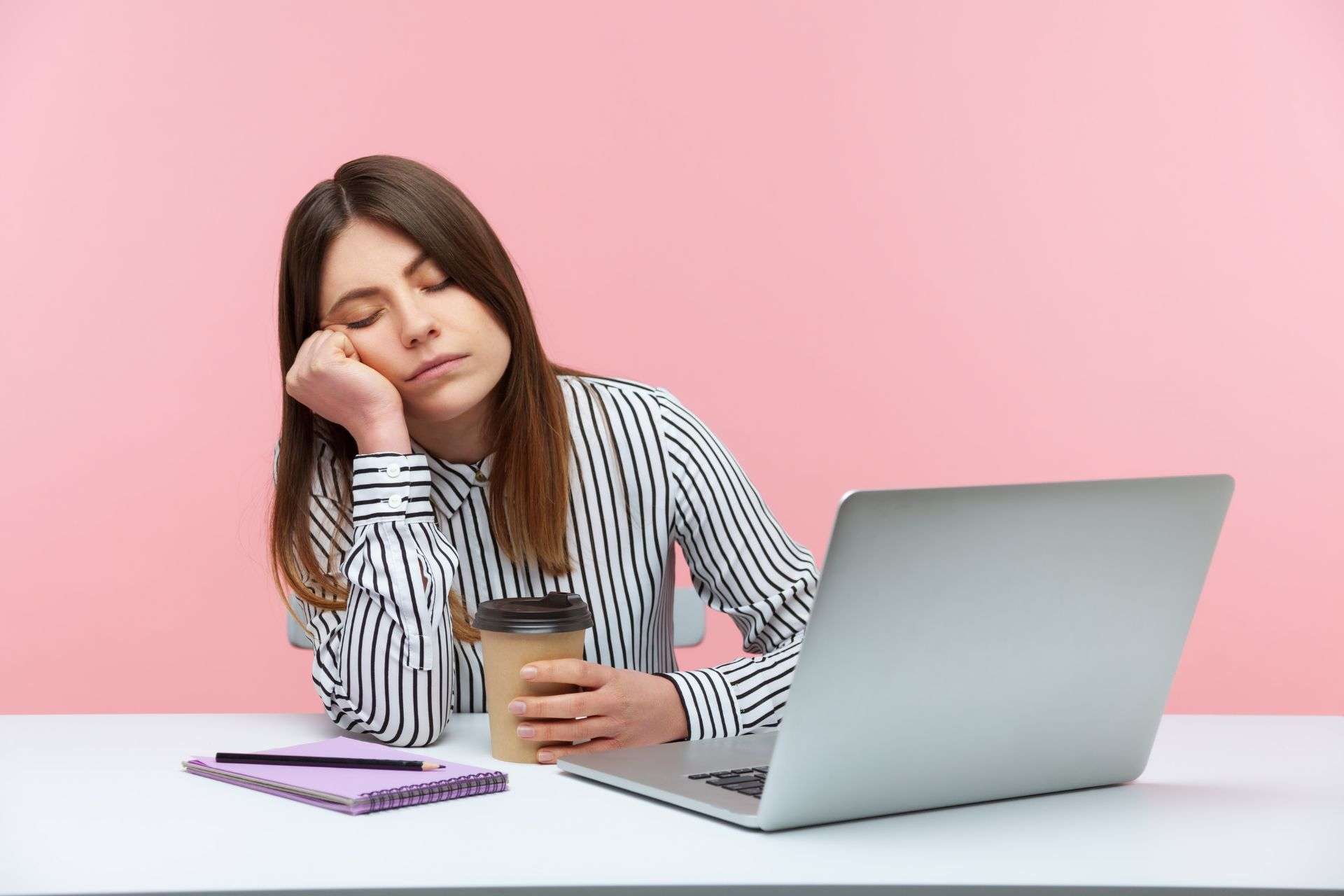 La stanchezza e la sonnolenza sono sensazioni sgradevoli soprattutto sul posto di lavoro