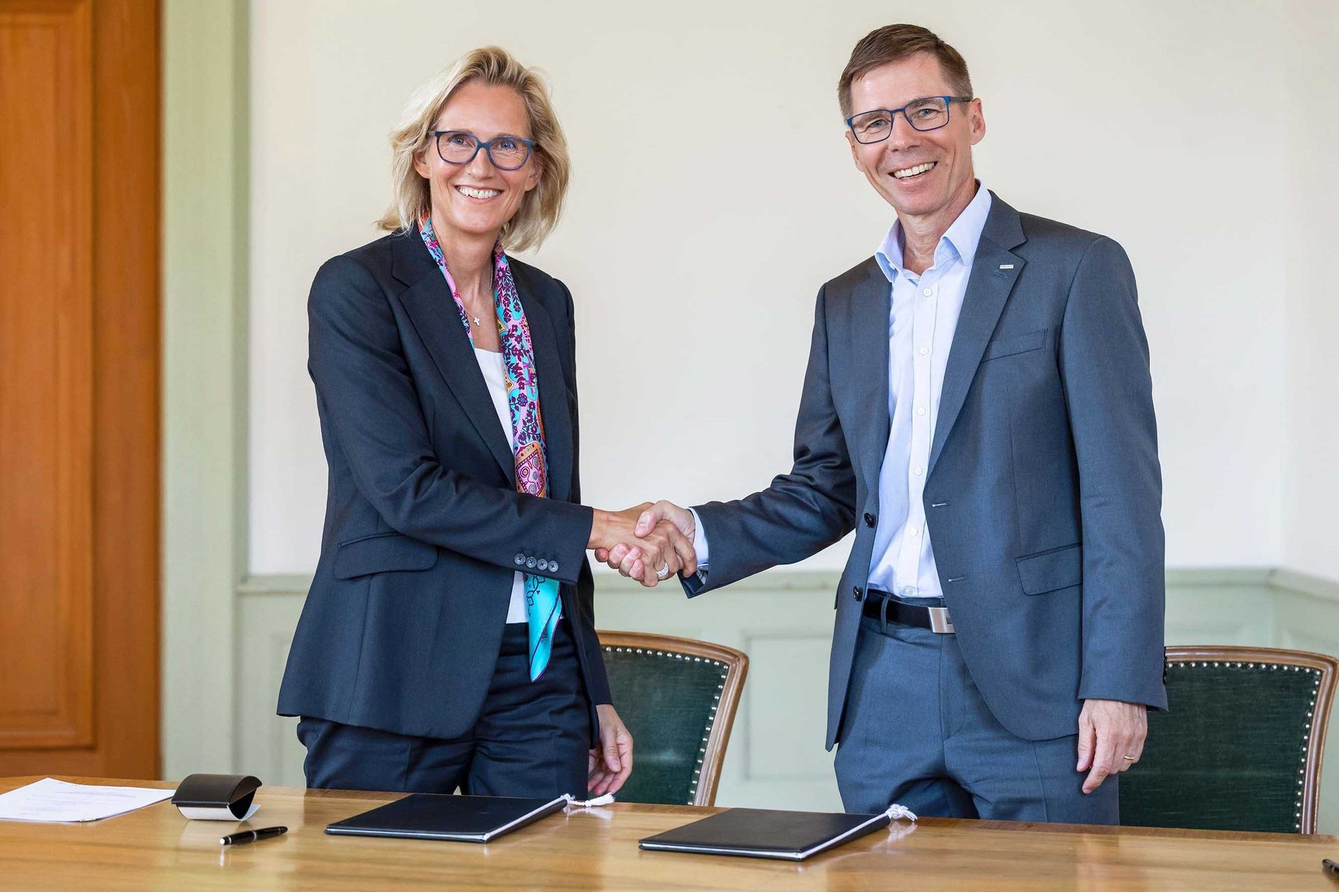 Sabine Keller-Busse, presidente della filiale svizzera di UBS, e Joël Mesot, Presidente del Politecnico Federale di Zurigo, al momento della firma dei contratti per la partnership strategica (Foto: Alessandro Della Bella/ETH Zürich)
