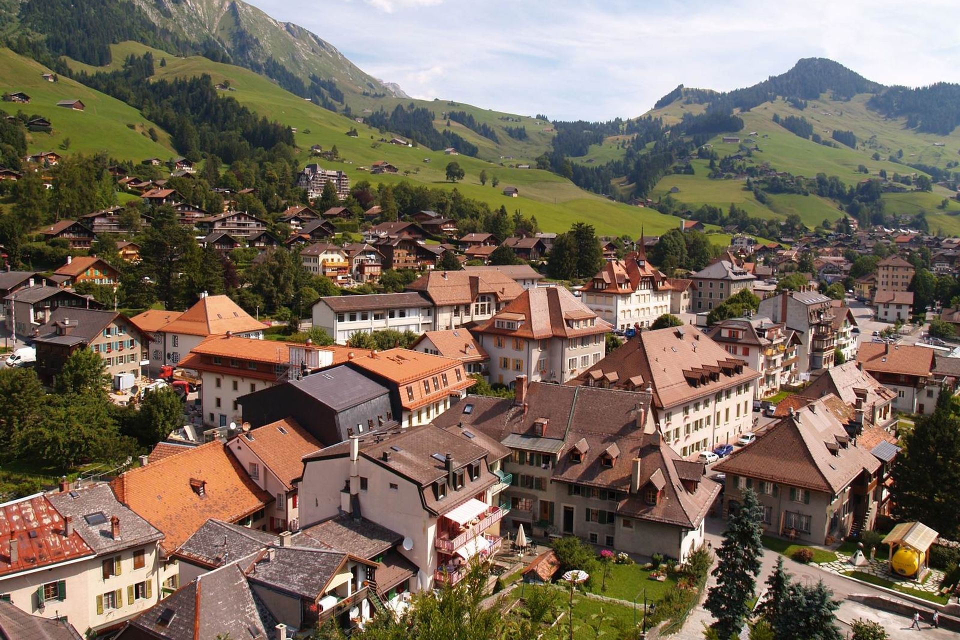 Una bella panoramica del Comune svizzero di Château d'Oex nel Canton Vaud