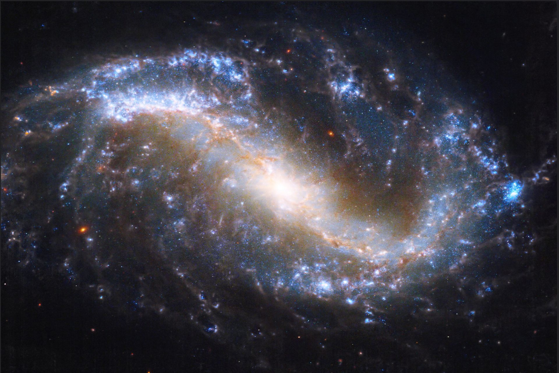 Un'immagine composita di una porzione di cielo ripresa dai telescopi spaziali James Webb ed Edwin Hubble