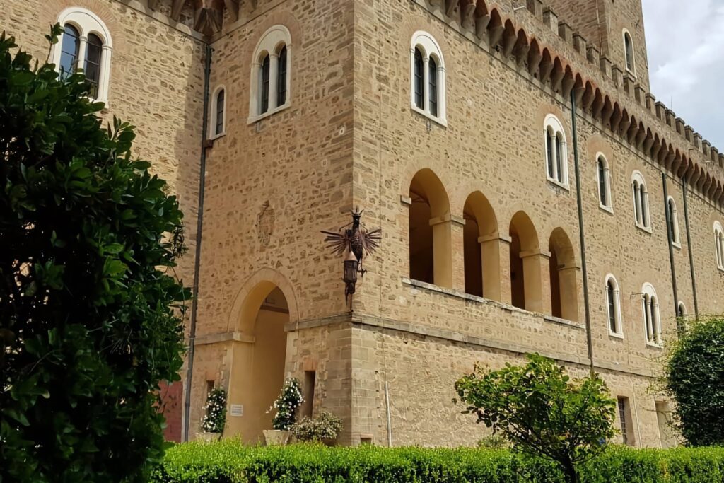 Il Castello costruito dal 1889 per il barone Lazzaro Patrone negli Anni Quaranta del XX secolo fu acquistato dalla famiglia Pasqui-ni: dal 1981 è di proprietà dell’amministrazione comunale di Ro-signano Marittimo, in provincia di Livorno, che ne ha fatto un centro per una serie di manifestazioni ed eventi culturali