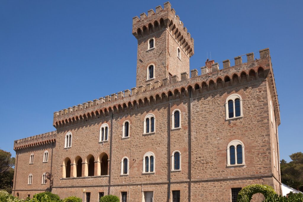Il Castello costruito dal 1889 per il barone Lazzaro Patrone negli anni quaranta del XX secolo fu acquistato dalla famiglia Pasquini: dal 1981 è di proprietà dell’amministrazione comunale di Rosignano Marittimo, in provincia di Livorno, che ne ha fatto un centro per una serie di manifestazioni ed eventi culturali