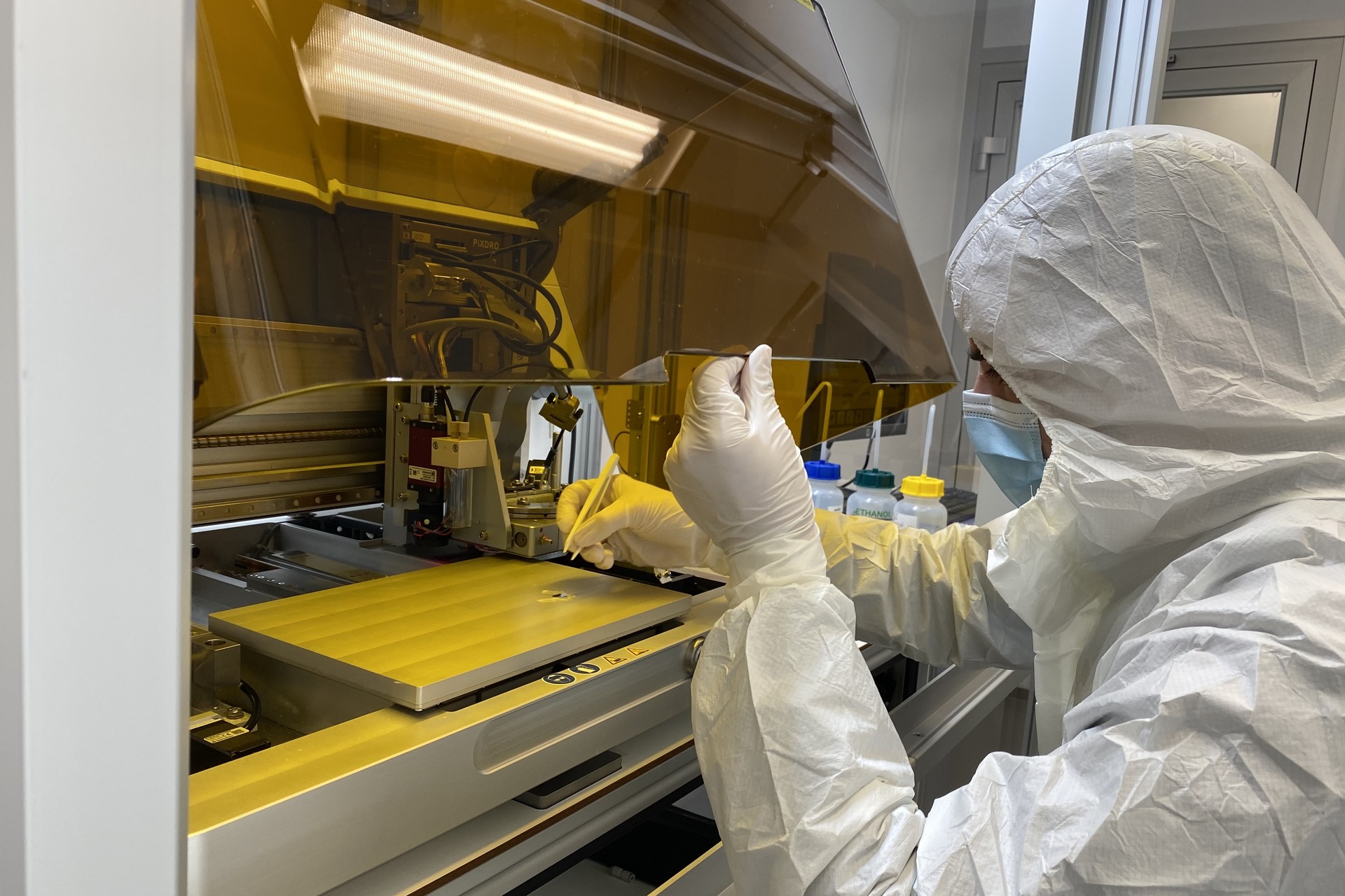 I ricercatori del Laboratorio Federale Svizzero per la Scienza e la Tecnologia dei Materiali utilizzano apparecchiature di stampa altamente specializzate per applicare al substrato degli esperimenti, ad esempio carta o film di PET, particelle disperse in inchiostri (Foto: EMPA)