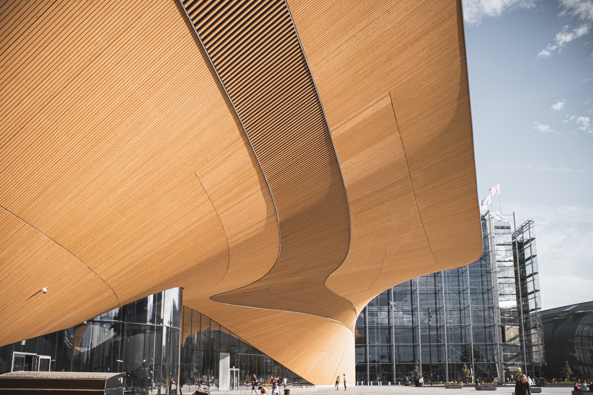 La Biblioteca centrale di Helsinki Oodi è una struttura moderna che si rifà alla nuova corrente architettonica che riporta in augue il legno nelle costruzioni cittadine - Foto di Vadim Morozov su Unsplash