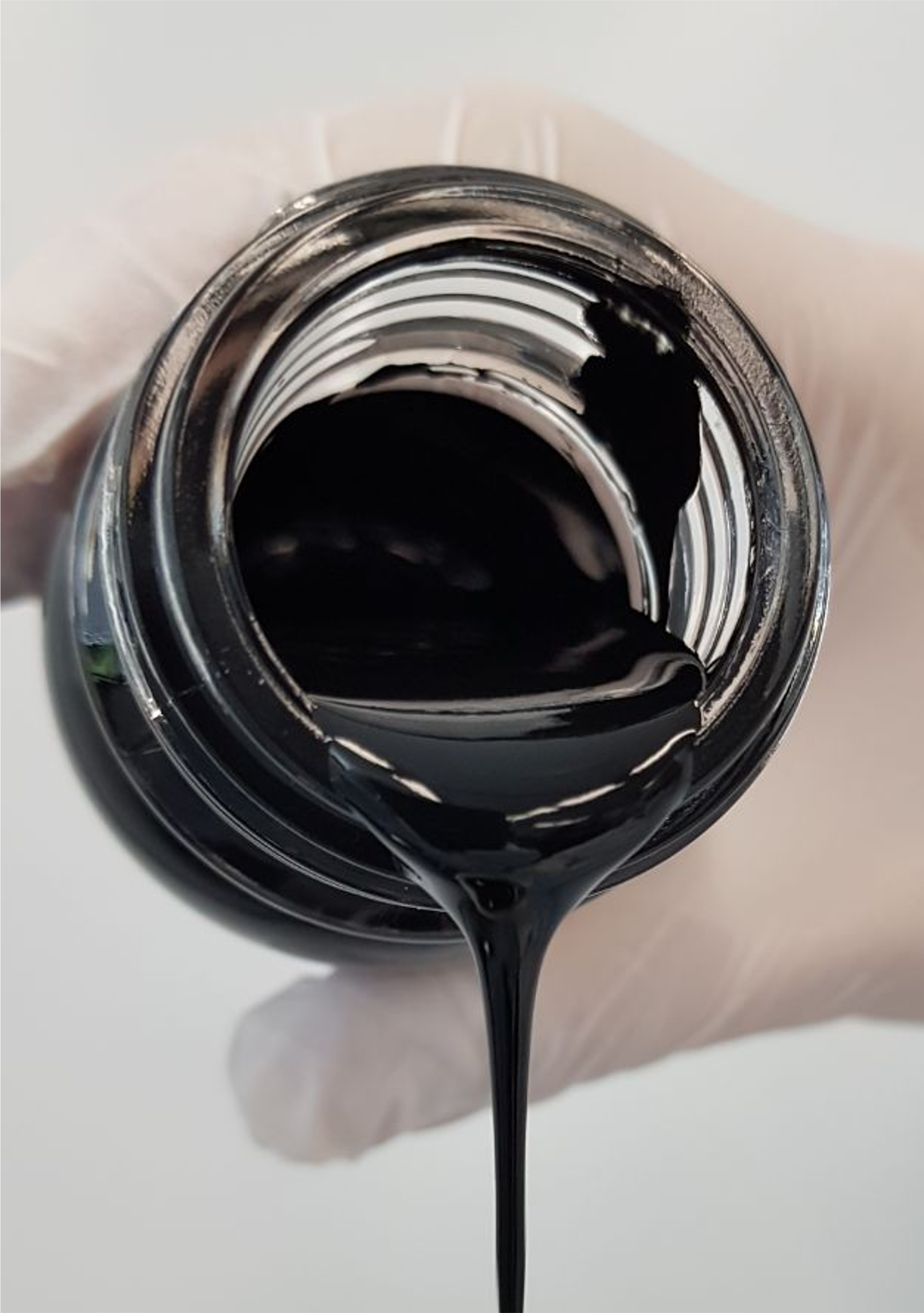 Liquido o pastoso? Un inchiostro di Van der Waals può assumere tre consistenze diverse, ad esempio per la stampa serigrafica (Foto: EMPA)