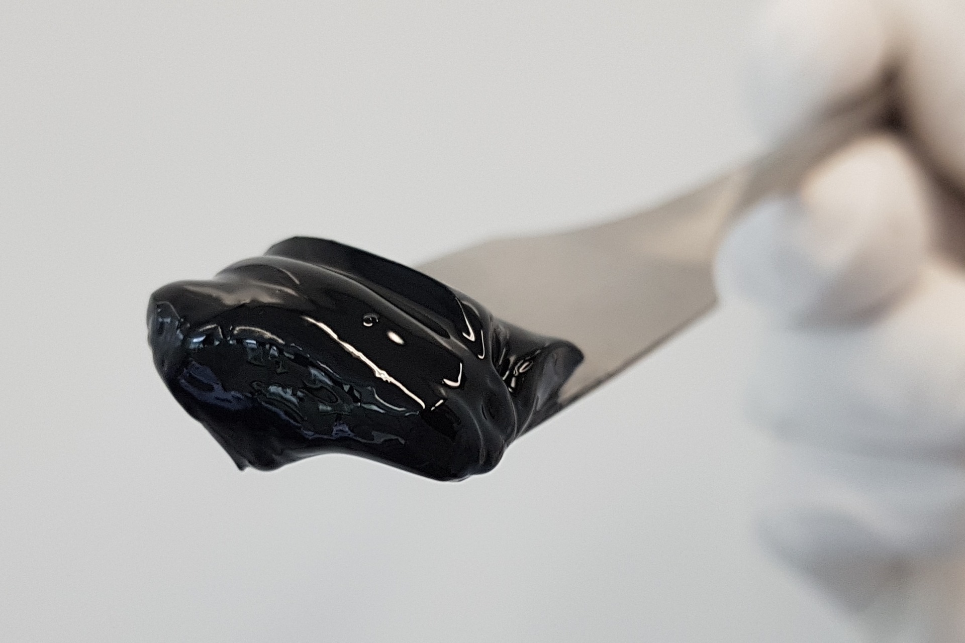 Liquido o pastoso? Un inchiostro di Van der Waals può assumere tre consistenze diverse, ad esempio per la stampa serigrafica (Foto: EMPA)