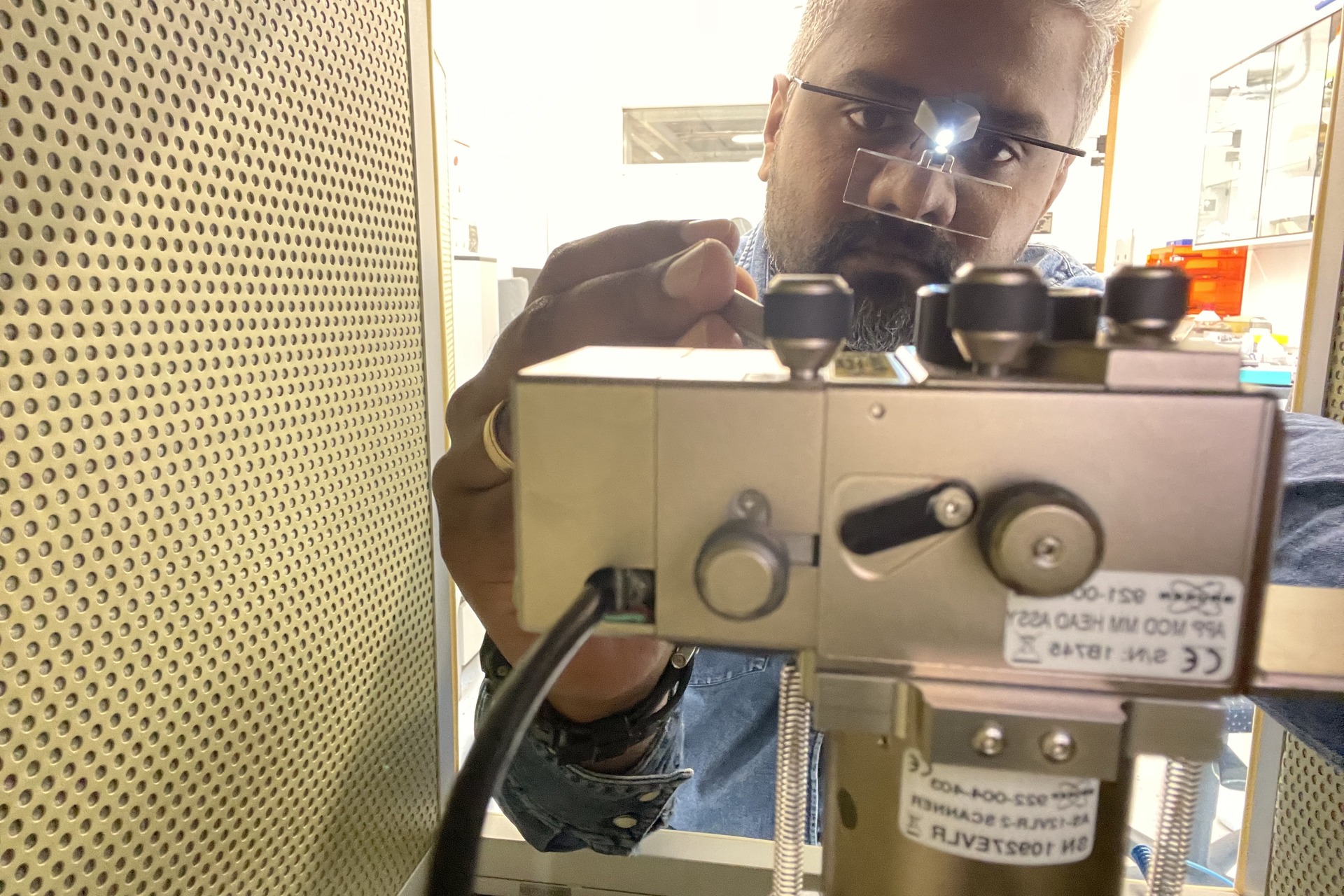 Peter Nirmalraj ricercatore dell'EMPA al microscopio