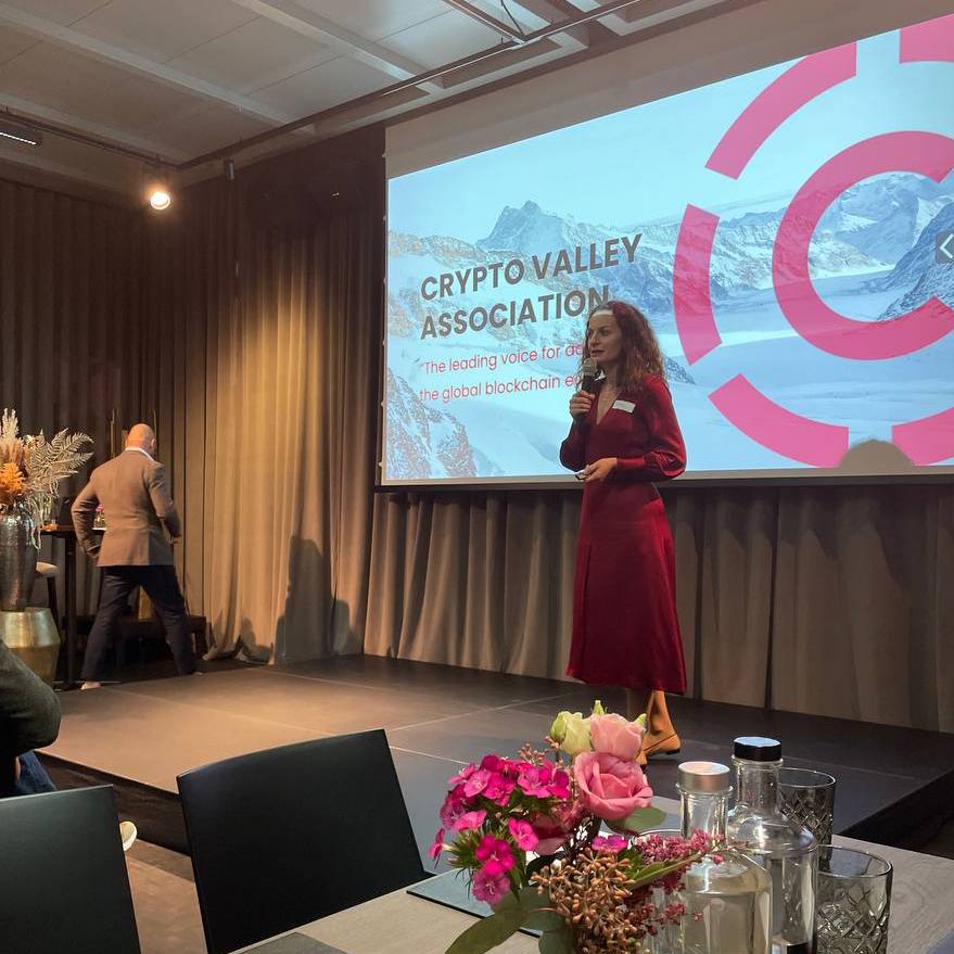 Lo speech della Crypto Valley Association tenuto da Emi Lorincz