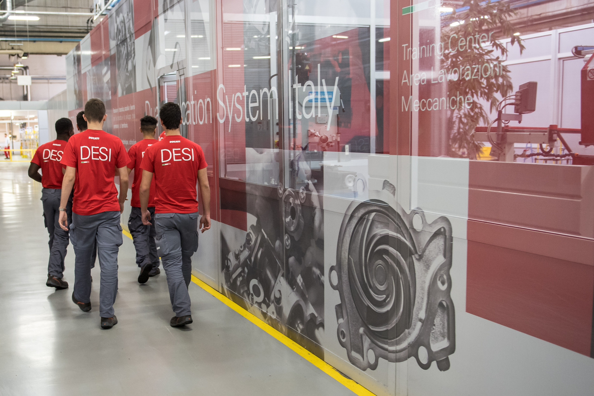 Studenti bolognesi a lezione nelle factory Ducati e Lamborghini