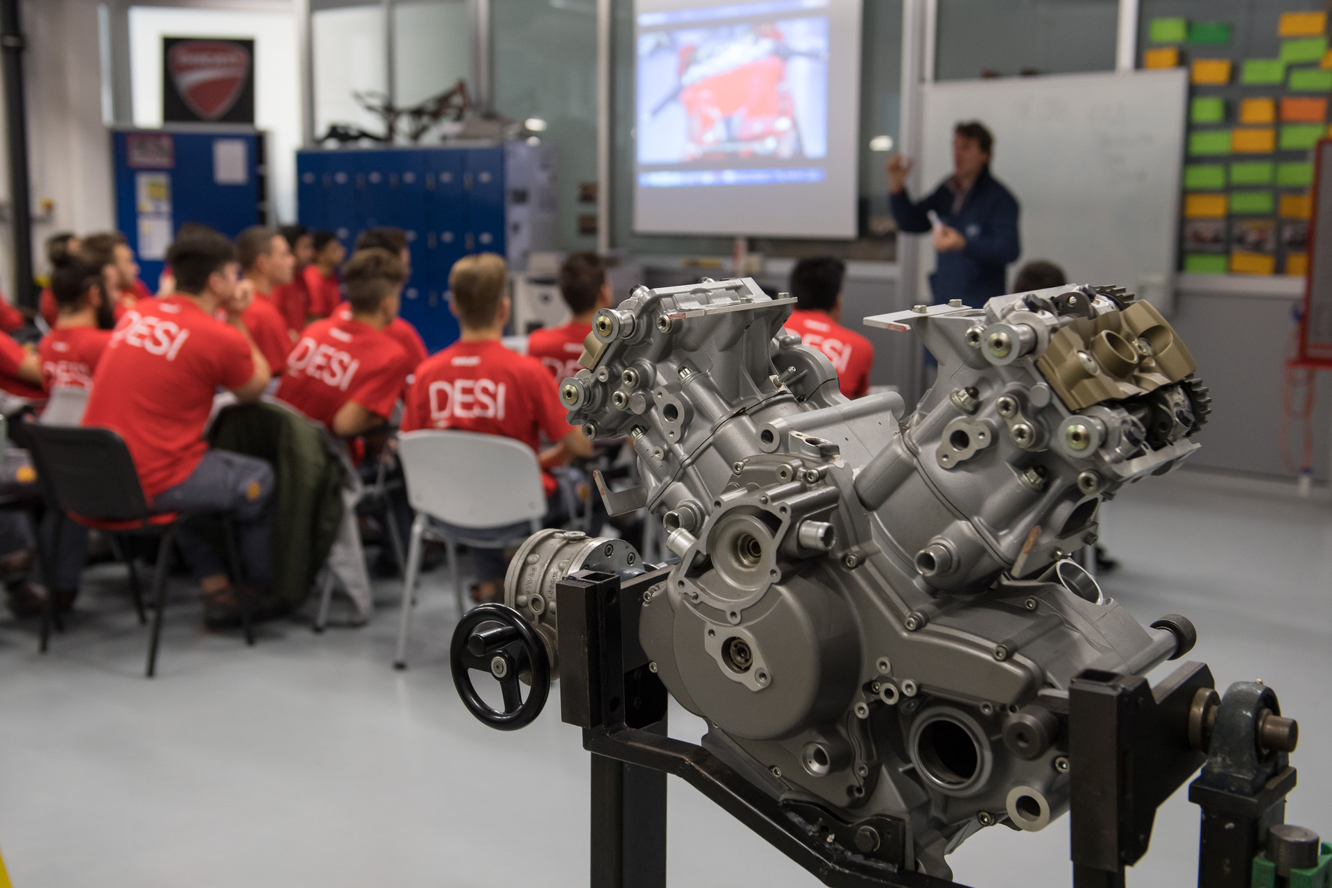 Studenti bolognesi a lezione nelle factory Ducati e Lamborghini