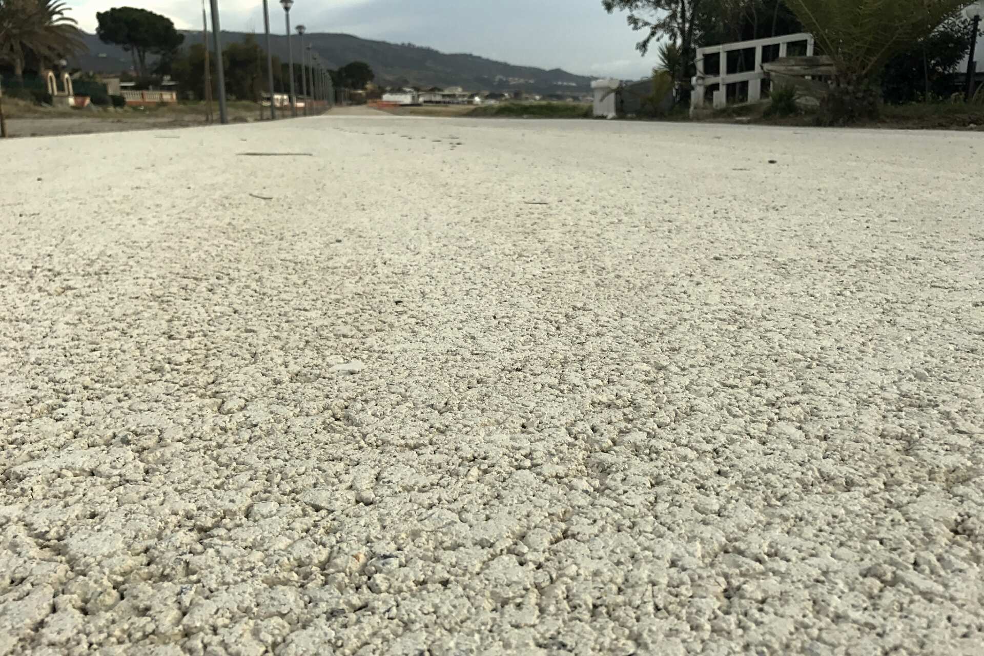La permeabilità dei rivestimenti è fondamentale sia per il recupero dell'acqua piovana che per restituire l'acqua alla terra rispettando il principio dell'invarianza idraulica. Nella foto una pavimentazione naturale Terra Solida, leader nel settore delle pavimentazioni naturali (Foto: Terra Solida)
