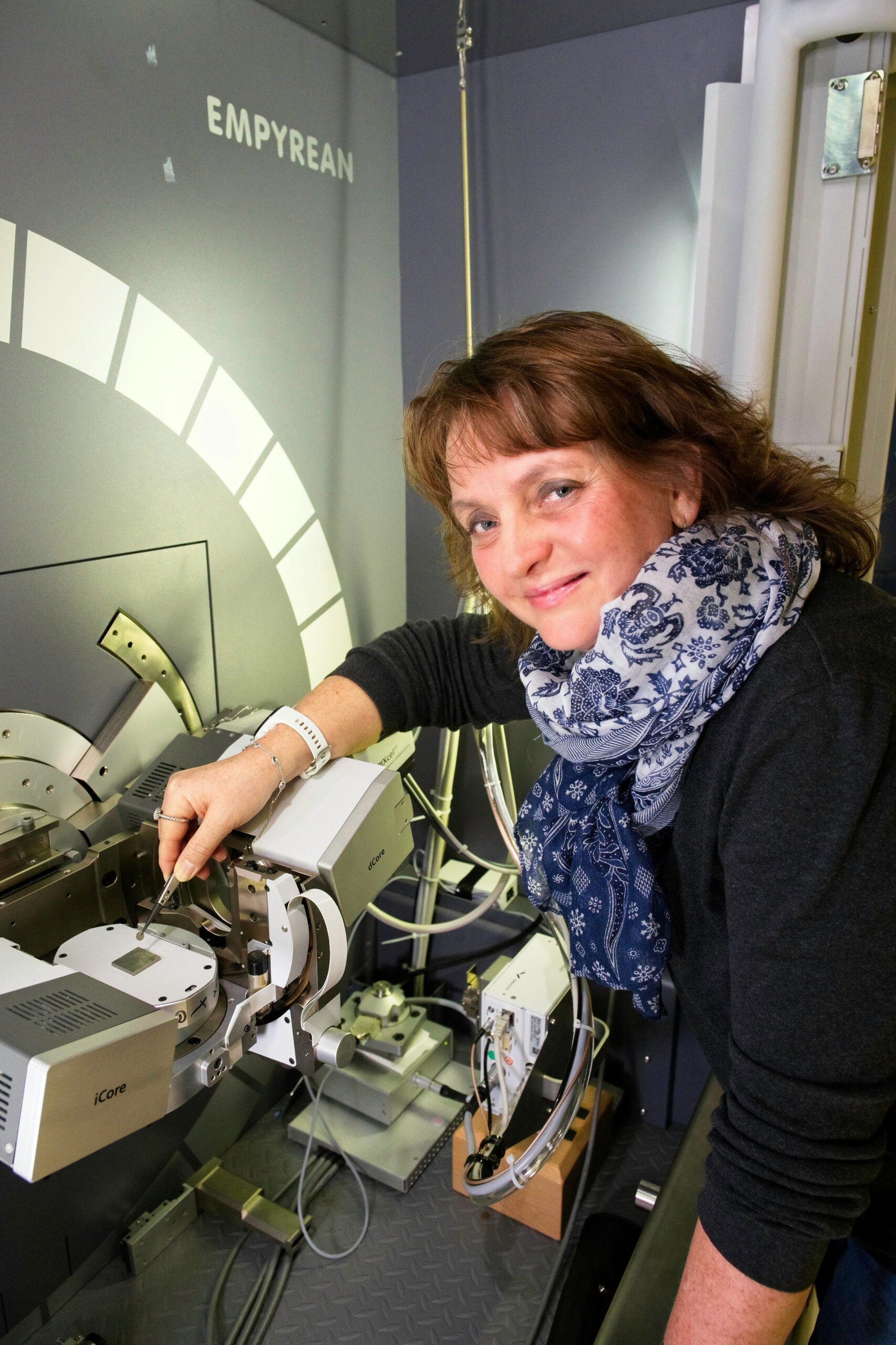 Antonia Neels, responsabile del Centro EMPA per l'analisi dei raggi X a Neuchâtel, è un'esperta di vetri metallici e analizzerà i campioni provenienti dalla Stazione Spaziale Internazionale (Foto: EMPA)